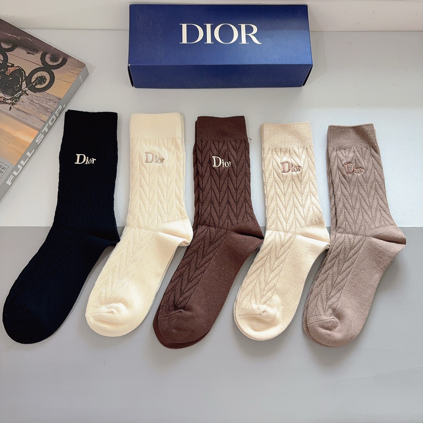 配包装（一盒5双）Dior 迪奥 新款经典logo刺绣长筒袜子！专柜同步袜子，💛大牌出街，潮人必备🔥超好