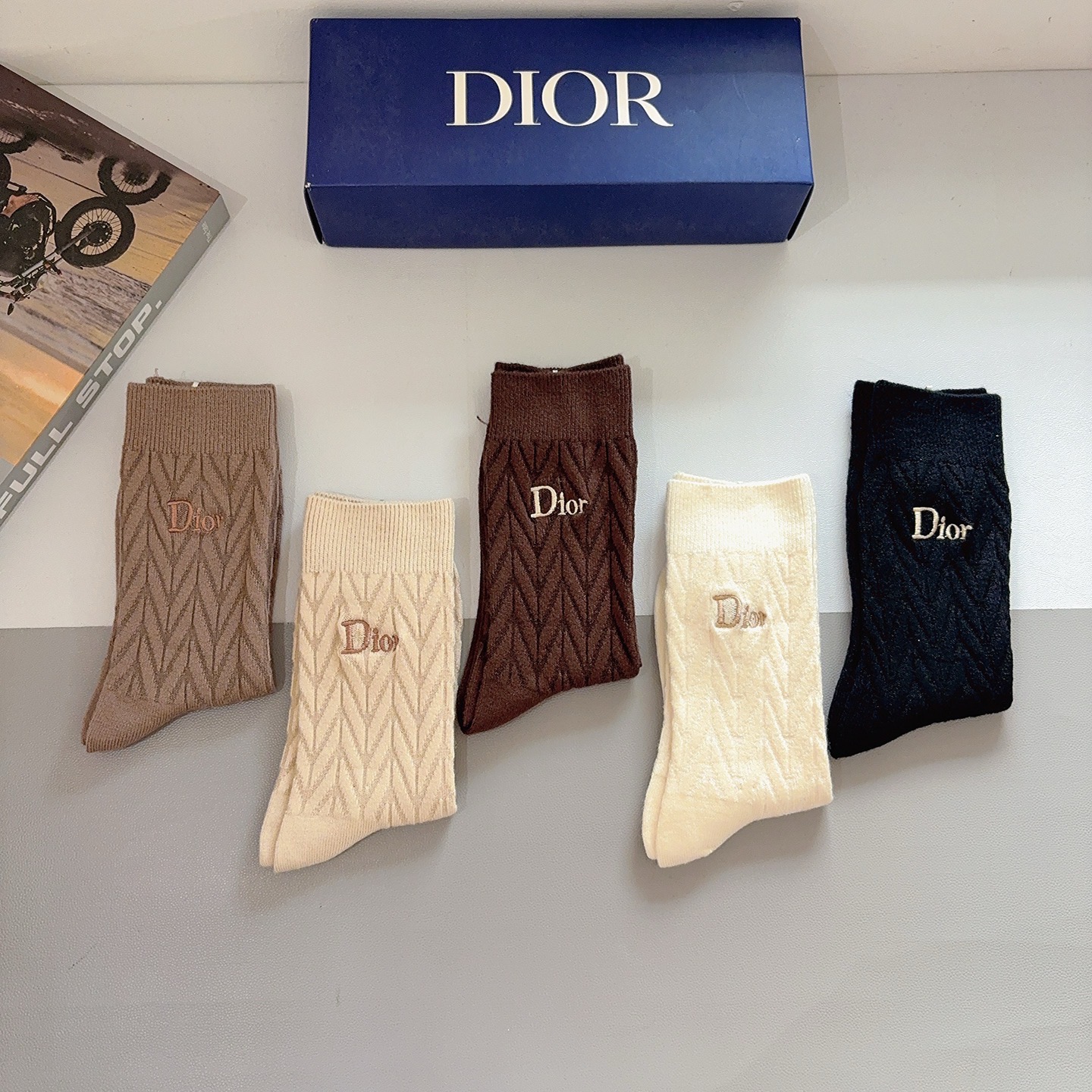 配包装（一盒5双）Dior 迪奥 新款经典logo刺绣长筒袜子！专柜同步袜子，💛大牌出街，潮人必备🔥超好