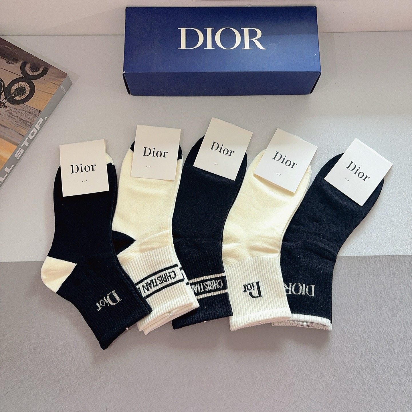 配包装（一盒5双）Dior 迪奥 新款字母中筒袜子！爆款字母专柜同步中筒袜，💛大牌出街，潮人必备🔥超好搭