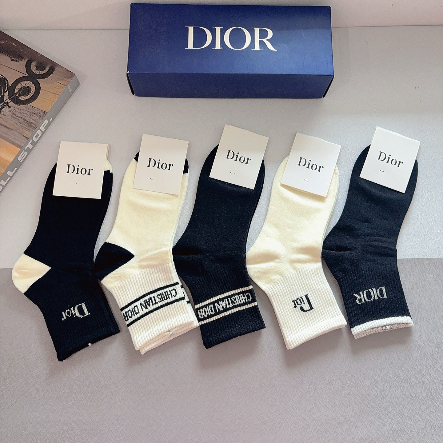 配包装（一盒5双）Dior 迪奥 新款字母中筒袜子！爆款字母专柜同步中筒袜，💛大牌出街，潮人必备🔥超好搭