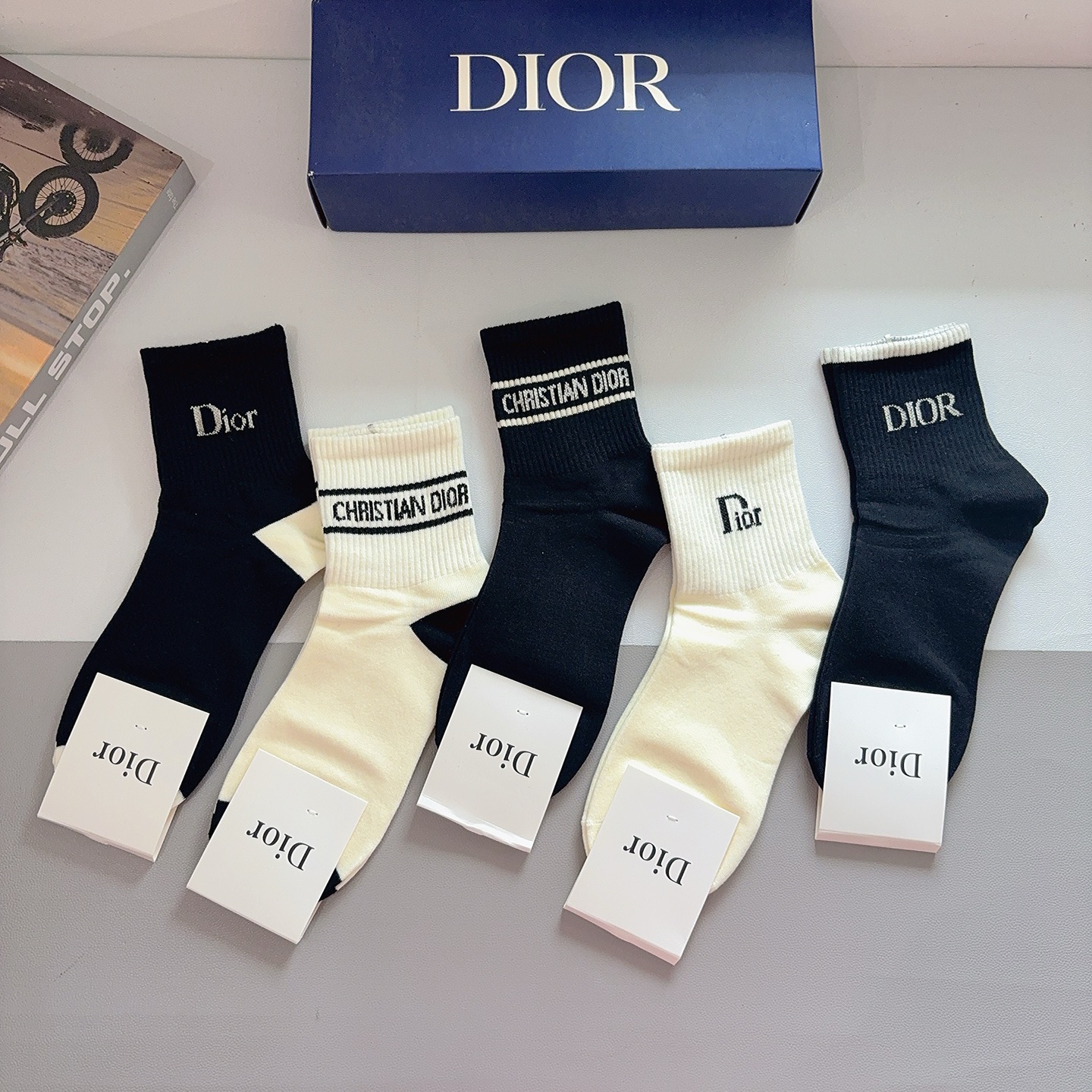 配包装（一盒5双）Dior 迪奥 新款字母中筒袜子！爆款字母专柜同步中筒袜，💛大牌出街，潮人必备🔥超好搭