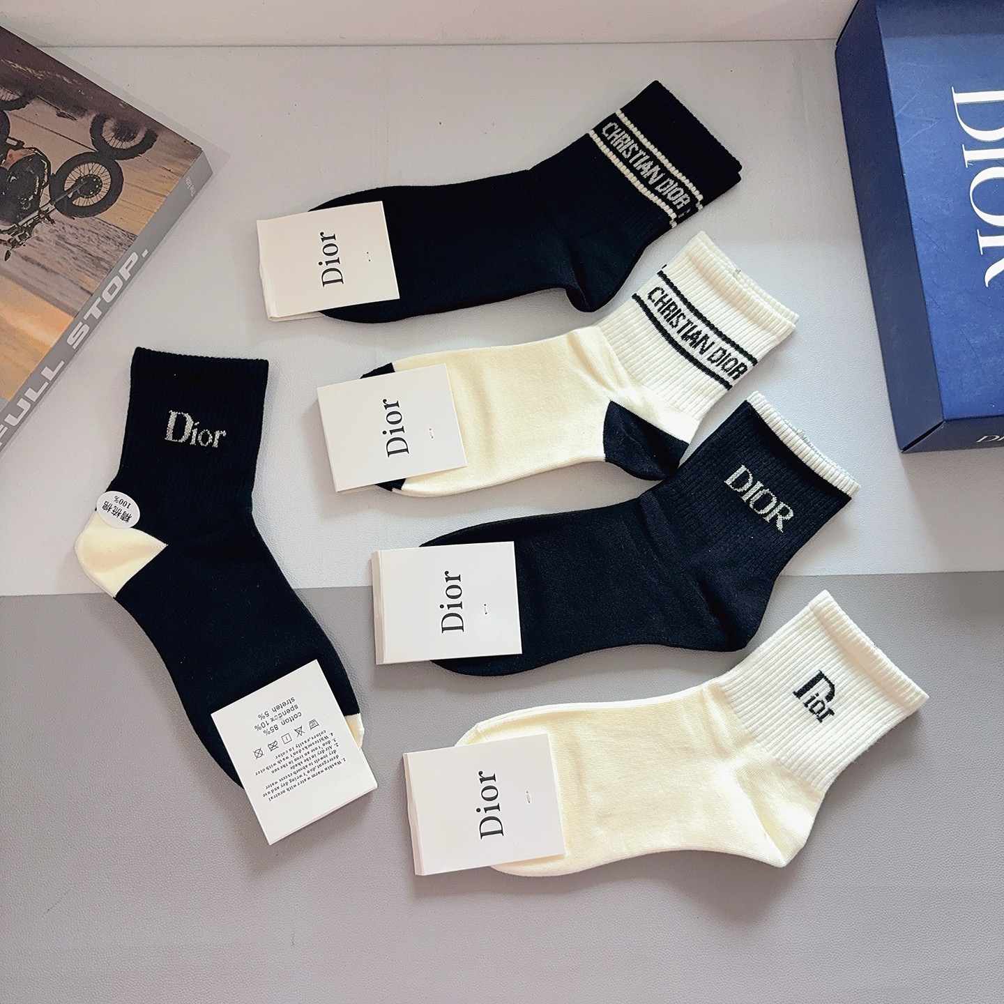 配包装（一盒5双）Dior 迪奥 新款字母中筒袜子！爆款字母专柜同步中筒袜，💛大牌出街，潮人必备🔥超好搭