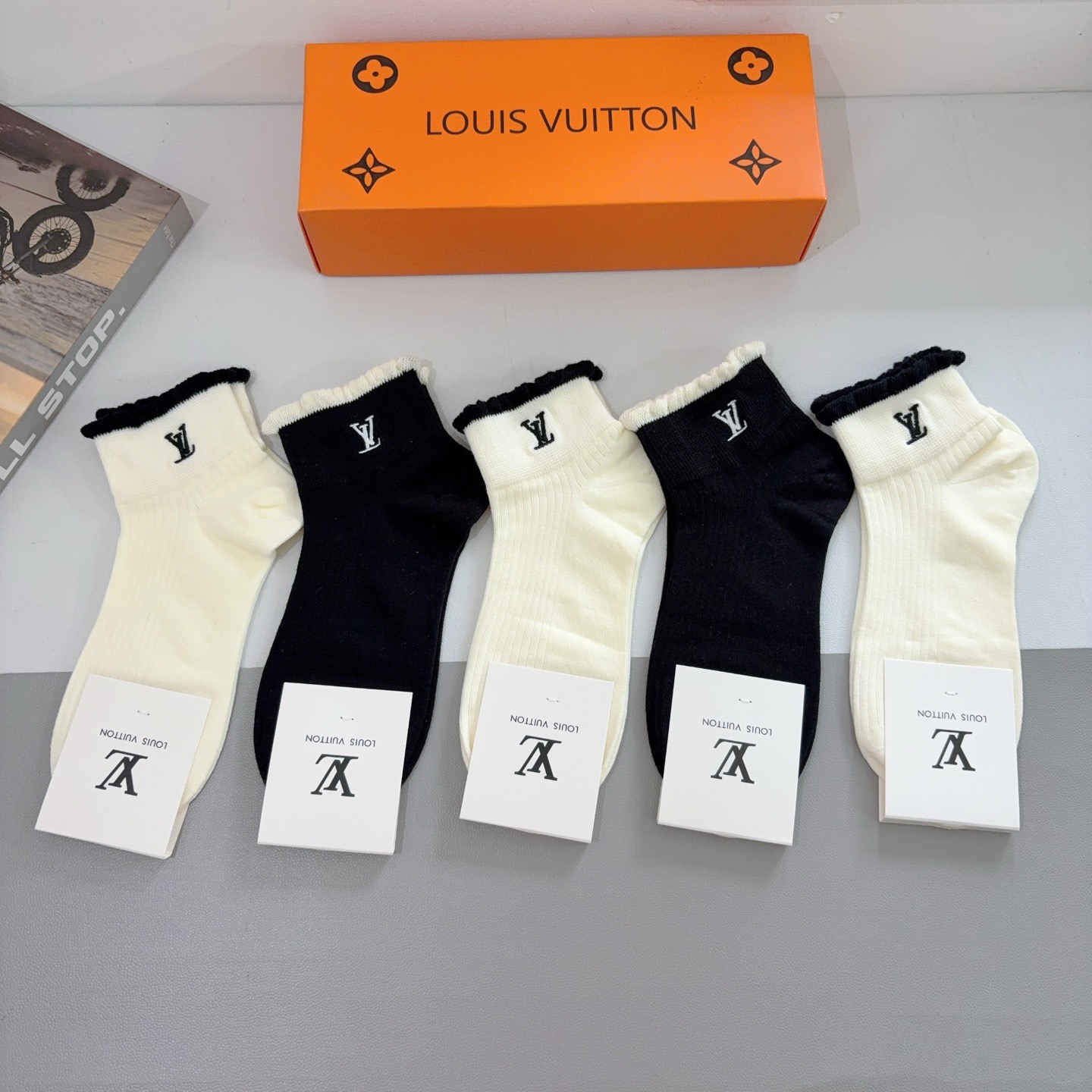 配包装（一盒5双） 🌟 LV 路易威登 ，新款刺绣纯棉袜子 经典字母logo船袜，个性时尚百搭款，！超柔