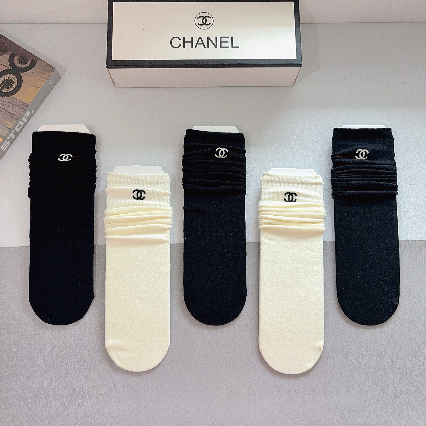 配包装（一盒5双） 🌟CHANEL 香奈儿 高版本刺绣小腿直板袜子 纯棉面料，潮人必备 经典长筒袜，个性
