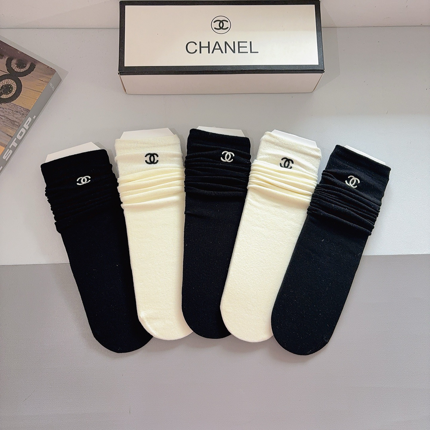 配包装（一盒5双） 🌟CHANEL 香奈儿 高版本刺绣小腿直板袜子 纯棉面料，潮人必备 经典长筒袜，个性