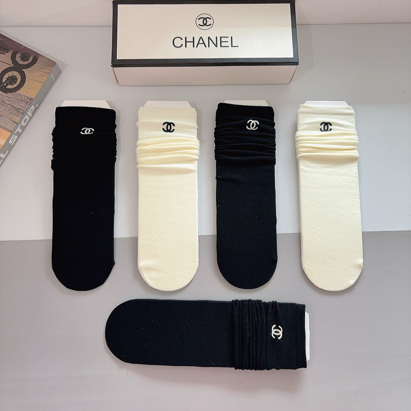 配包装（一盒5双） 🌟CHANEL 香奈儿 高版本刺绣小腿直板袜子 纯棉面料，潮人必备 经典长筒袜，个性
