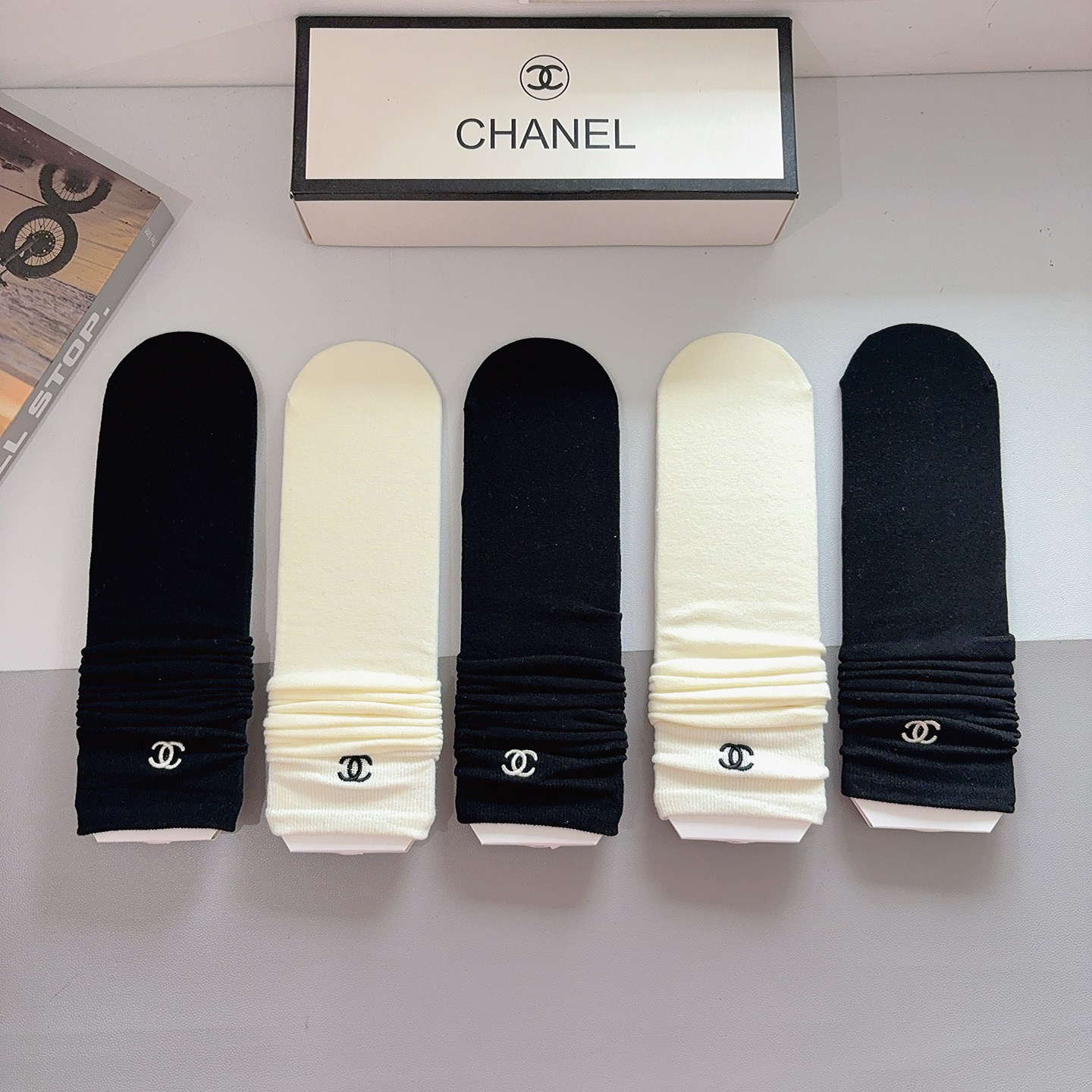 配包装（一盒5双） 🌟CHANEL 香奈儿 高版本刺绣小腿直板袜子 纯棉面料，潮人必备 经典长筒袜，个性