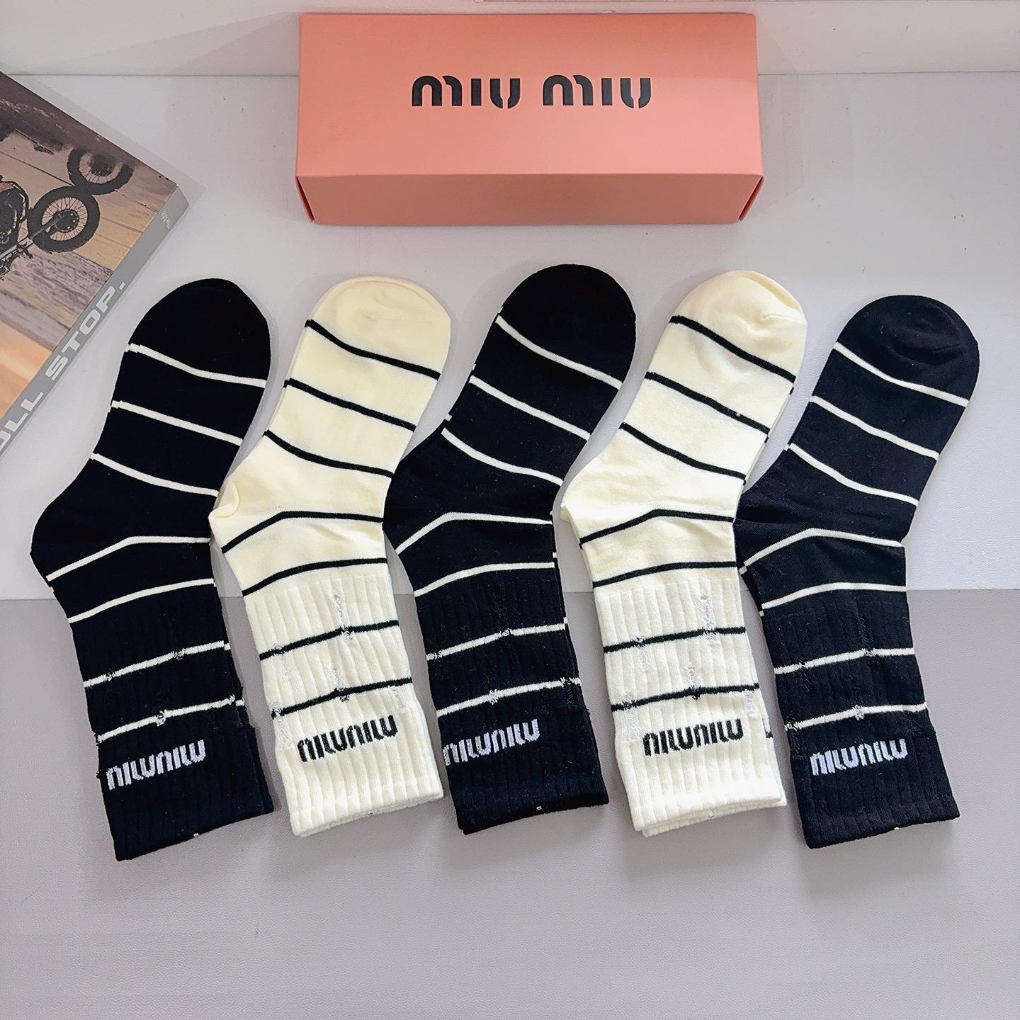 配包装【一盒5双】miumiu · 缪缪 高品质新款网红长筒袜子❗️纯棉材质，轻薄柔软透气，四季通用！