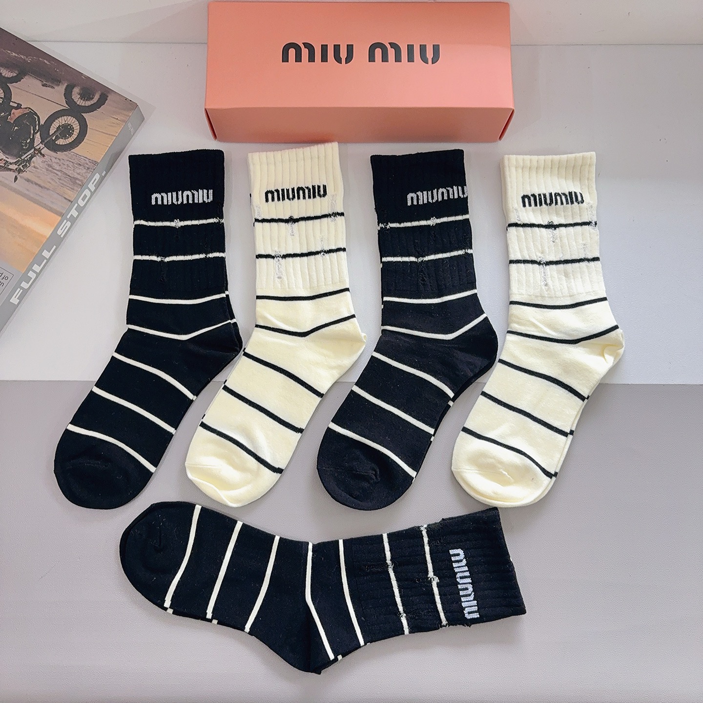 配包装【一盒5双】miumiu · 缪缪 高品质新款网红长筒袜子❗️纯棉材质，轻薄柔软透气，四季通用！