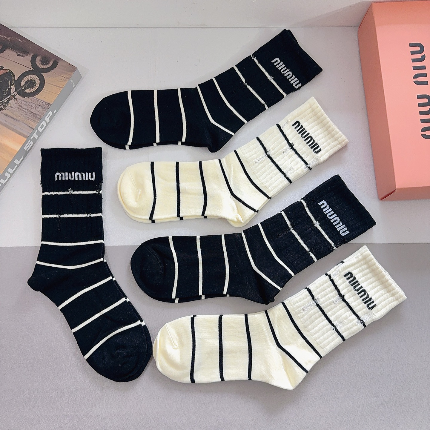 配包装【一盒5双】miumiu · 缪缪 高品质新款网红长筒袜子❗️纯棉材质，轻薄柔软透气，四季通用！