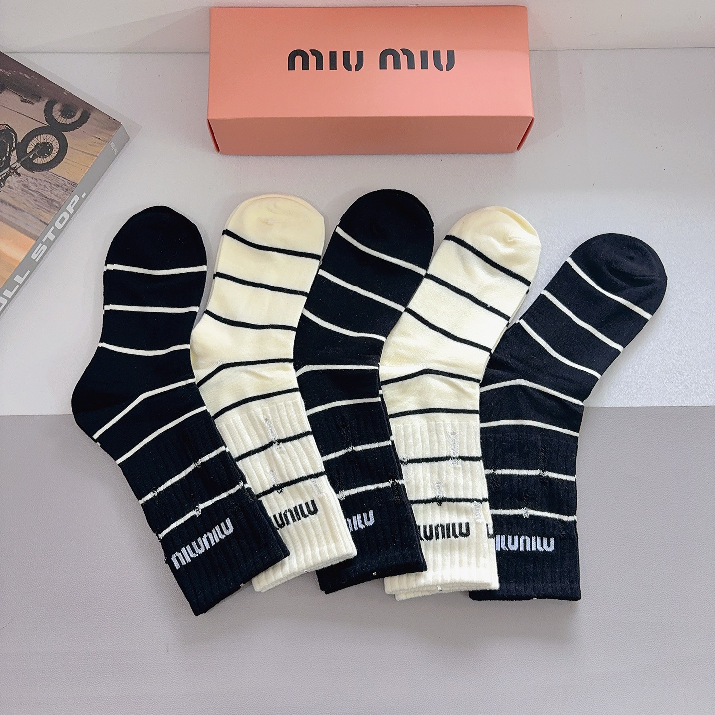 配包装【一盒5双】miumiu · 缪缪 高品质新款网红长筒袜子❗️纯棉材质，轻薄柔软透气，四季通用！