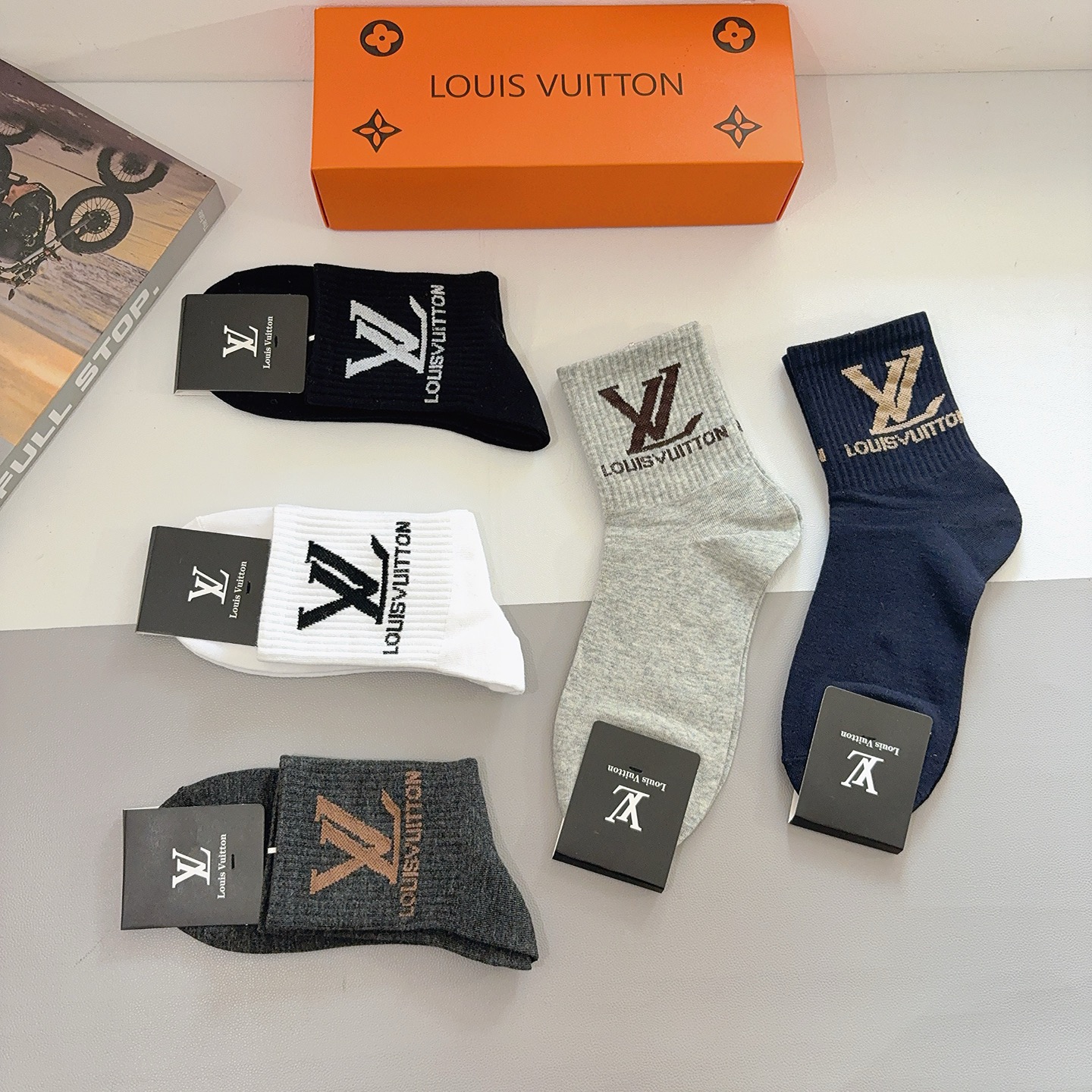 配包装（一盒5双） LV 路易威登 超火爆男款中筒袜子、纯棉面料，潮人必备款，个性时尚百搭款，！你值得拥