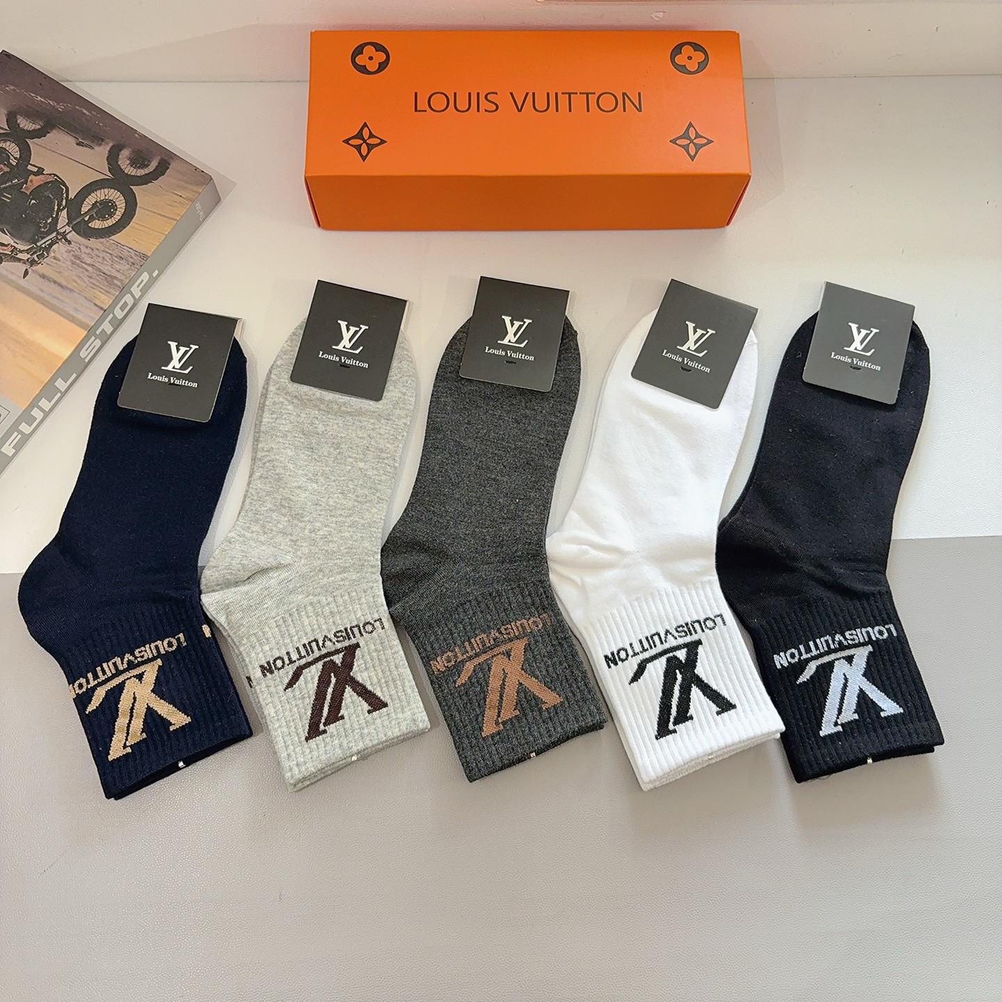 配包装（一盒5双） LV 路易威登 超火爆男款中筒袜子、纯棉面料，潮人必备款，个性时尚百搭款，！你值得拥