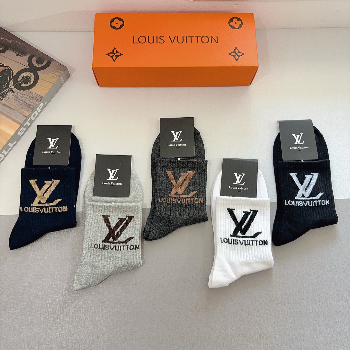配包装（一盒5双） LV 路易威登 超火爆男款中筒袜子、纯棉面料，潮人必备款，个性时尚百搭款，！你值得拥