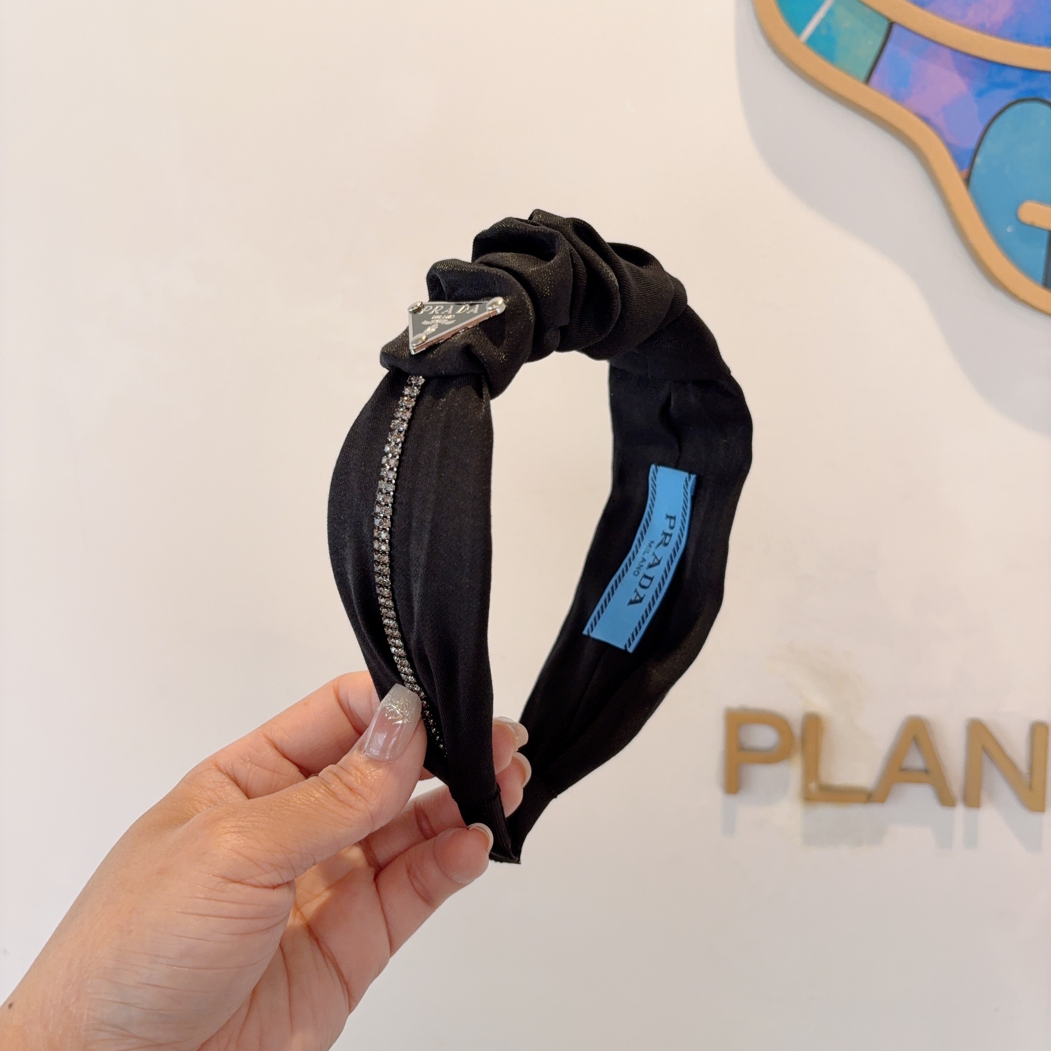 NO:769422,Comes with packaging PRADA (Prada) new pleated headband. A must-have item for the temperament goddess. Very versatile, fashionable hairpins, hairpins, prada, prada, hairpins19860909配包装 PRADA（普拉达） 新款褶皱发箍.气质女神必备单品.非常百搭,时尚潮流发夹,发夹,prada,prada,hairpins,accessory