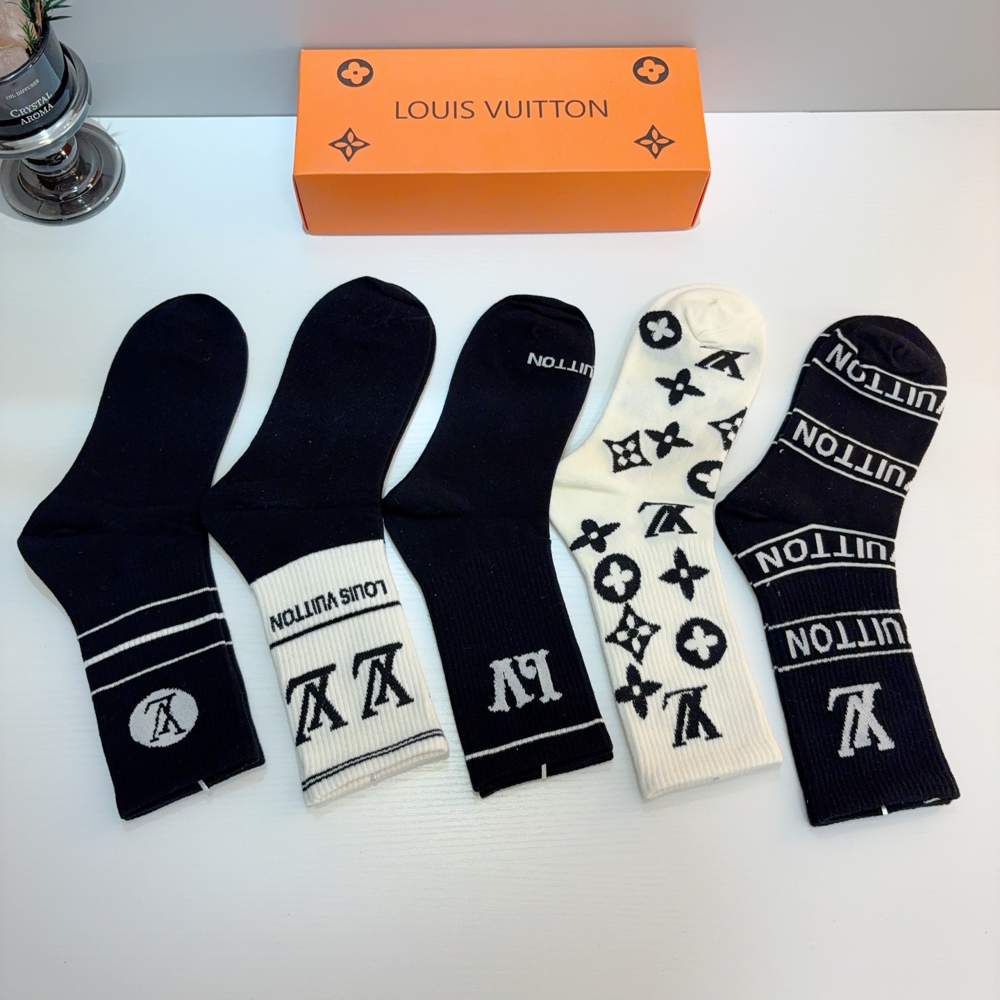 配包装（一盒5双） 🌟 LV 路易威登 超火爆小单品长筒袜子 经典字母logo袜子，个性时尚百搭款，你值