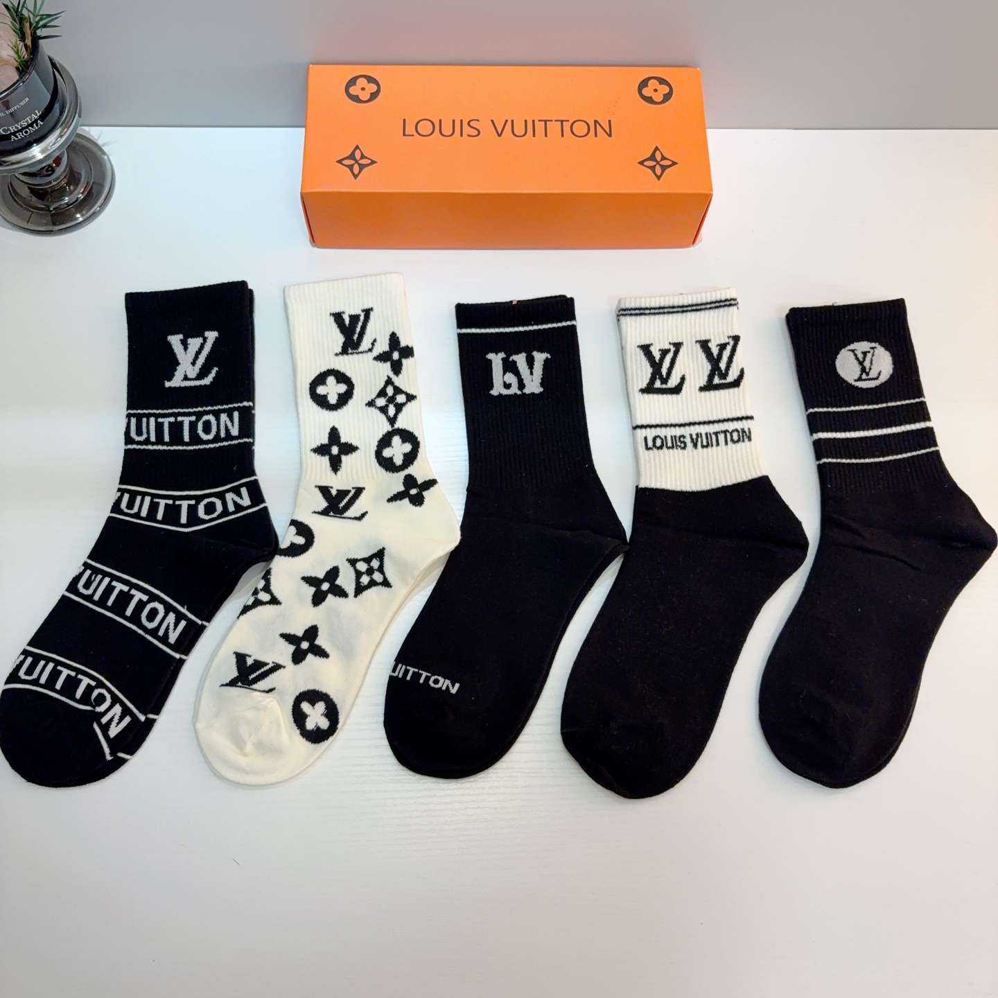 配包装（一盒5双） 🌟 LV 路易威登 超火爆小单品长筒袜子 经典字母logo袜子，个性时尚百搭款，你值