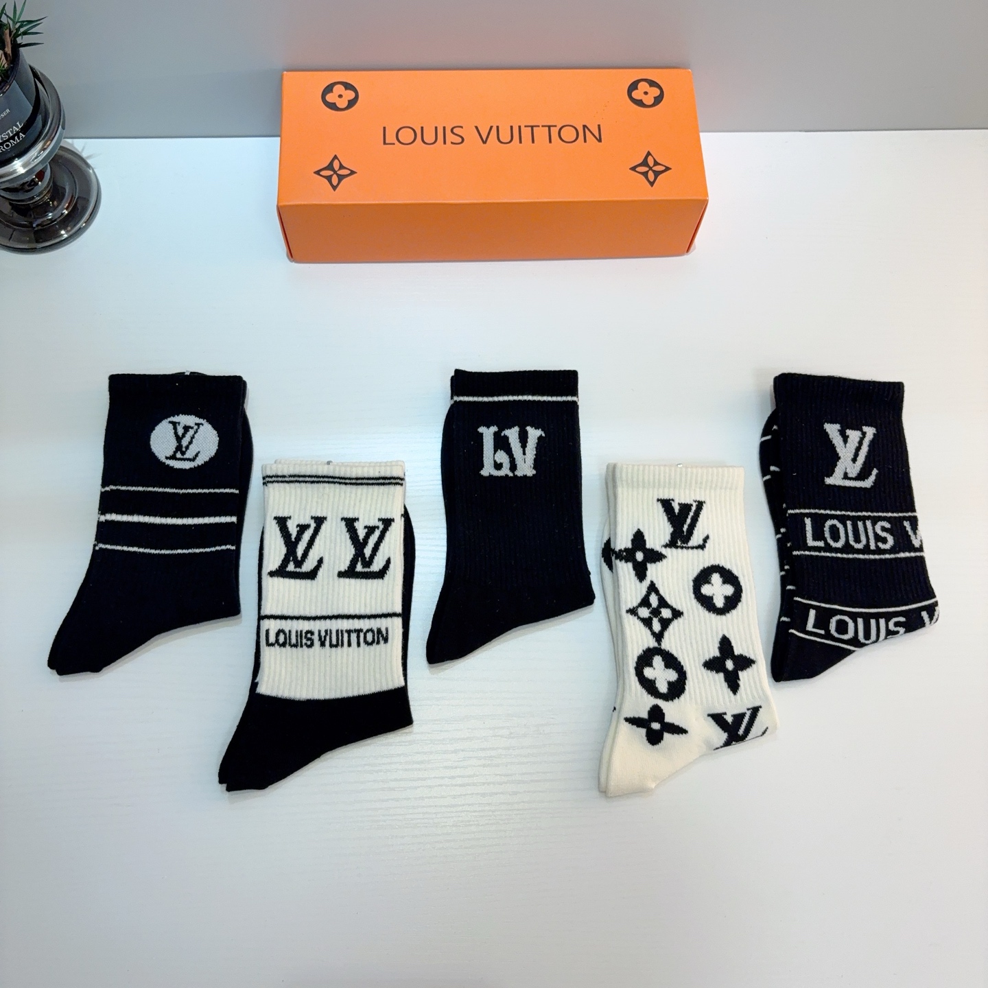 配包装（一盒5双） 🌟 LV 路易威登 超火爆小单品长筒袜子 经典字母logo袜子，个性时尚百搭款，你值