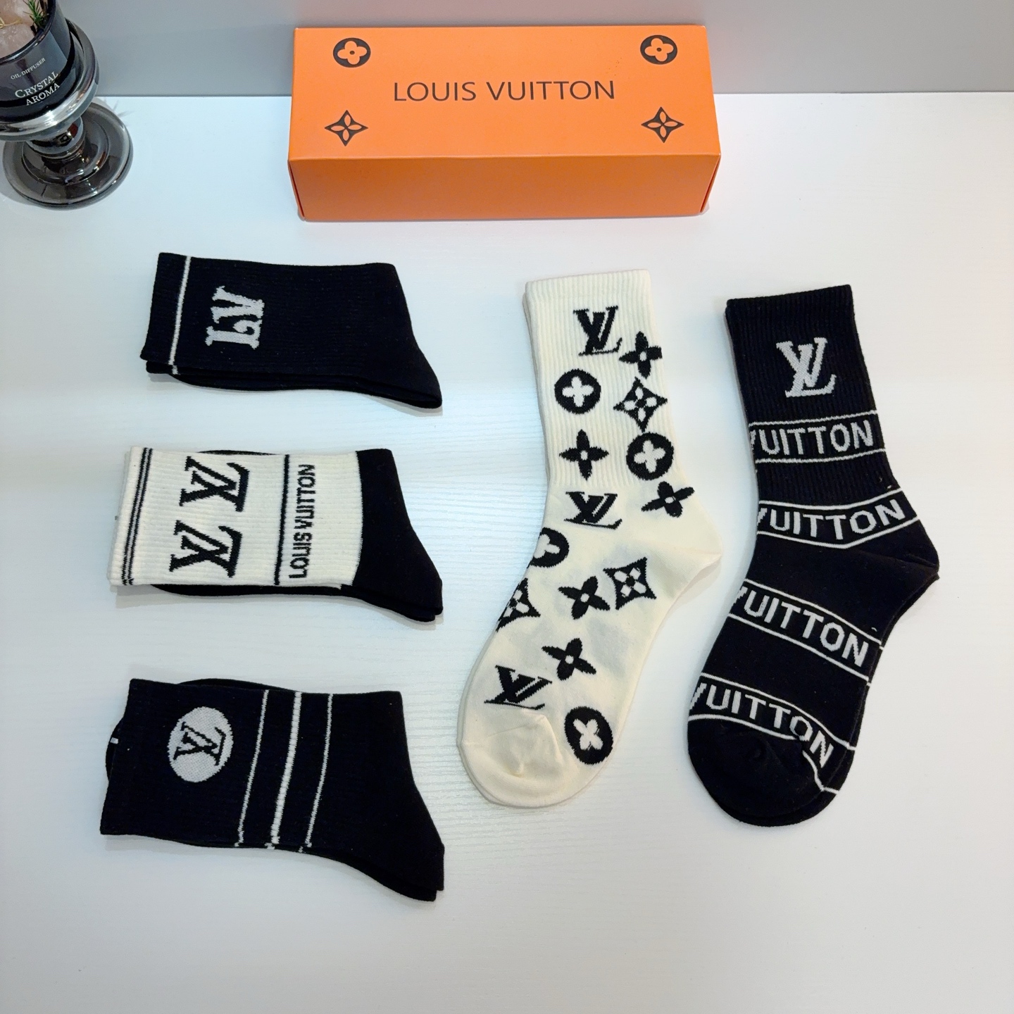 配包装（一盒5双） 🌟 LV 路易威登 超火爆小单品长筒袜子 经典字母logo袜子，个性时尚百搭款，你值