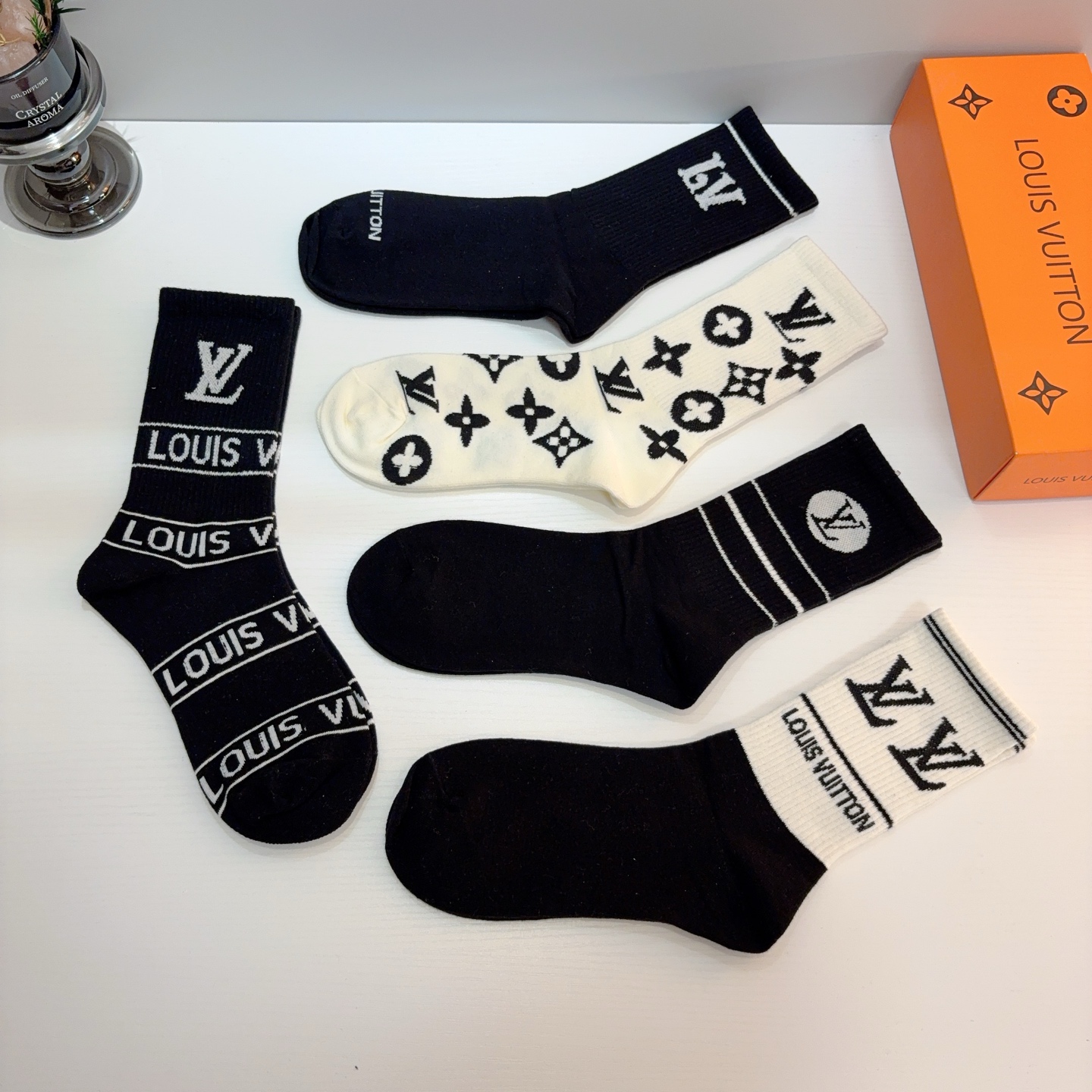 配包装（一盒5双） 🌟 LV 路易威登 超火爆小单品长筒袜子 经典字母logo袜子，个性时尚百搭款，你值