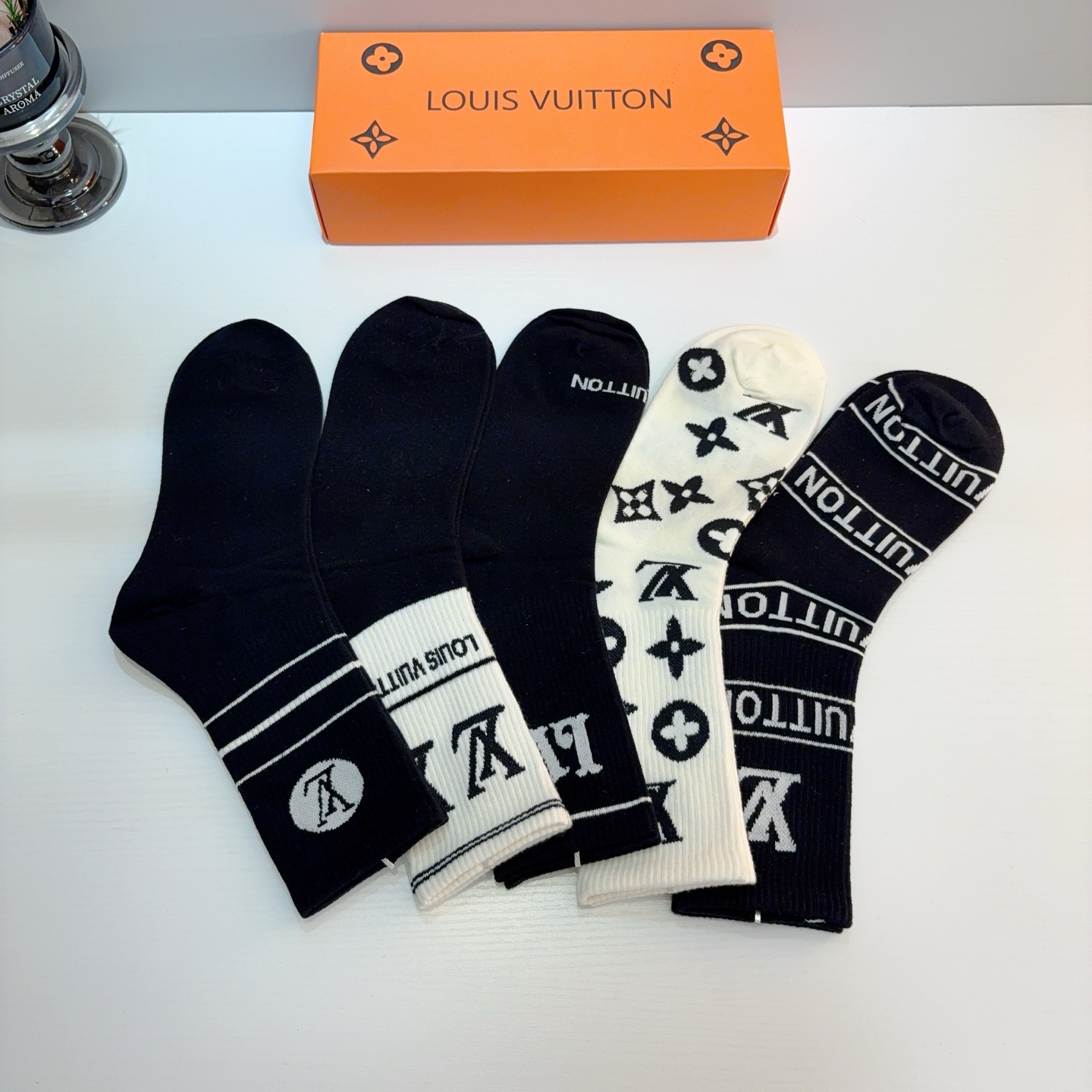 配包装（一盒5双） 🌟 LV 路易威登 超火爆小单品长筒袜子 经典字母logo袜子，个性时尚百搭款，你值