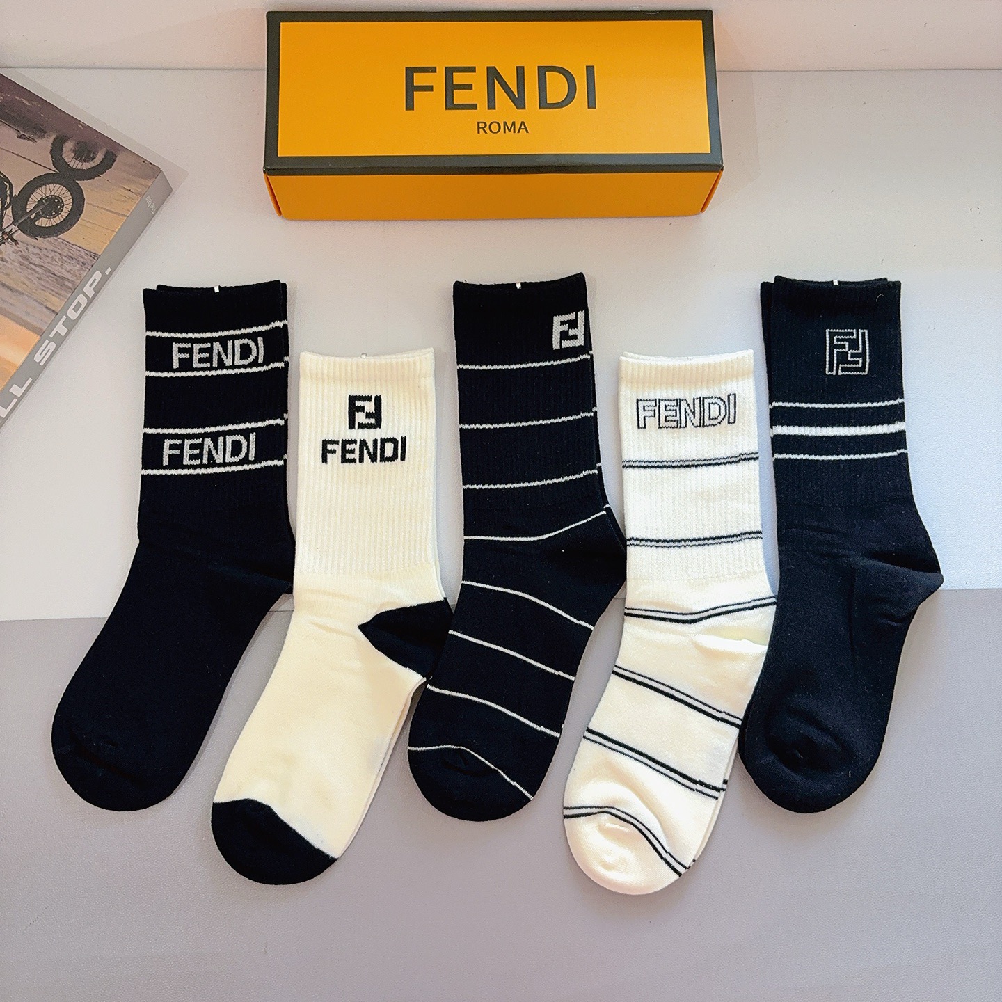 配包装（一盒5双）FENDI 芬迪 经典双Ｆ爆款长筒袜子 纯棉面料，实用好穿 柔软透气，时尚百搭款，大牌