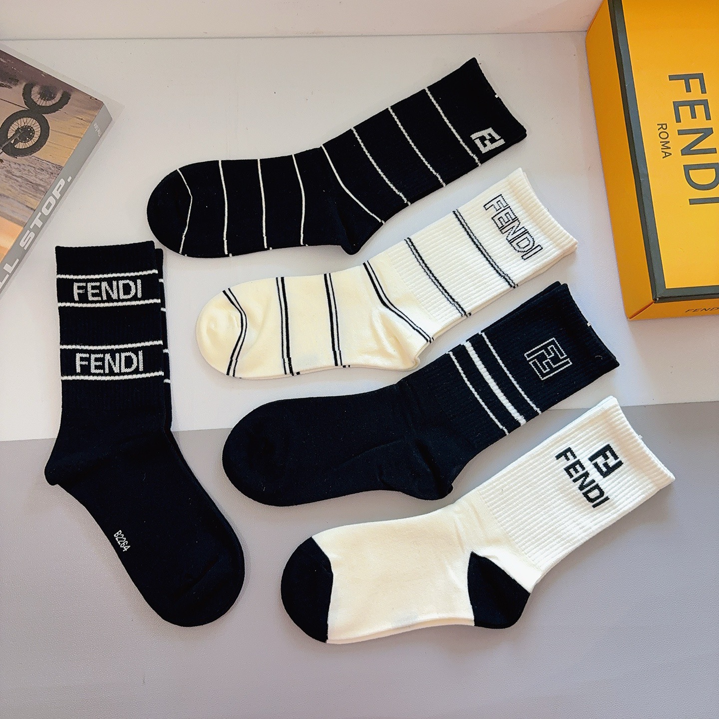 配包装（一盒5双）FENDI 芬迪 经典双Ｆ爆款长筒袜子 纯棉面料，实用好穿 柔软透气，时尚百搭款，大牌