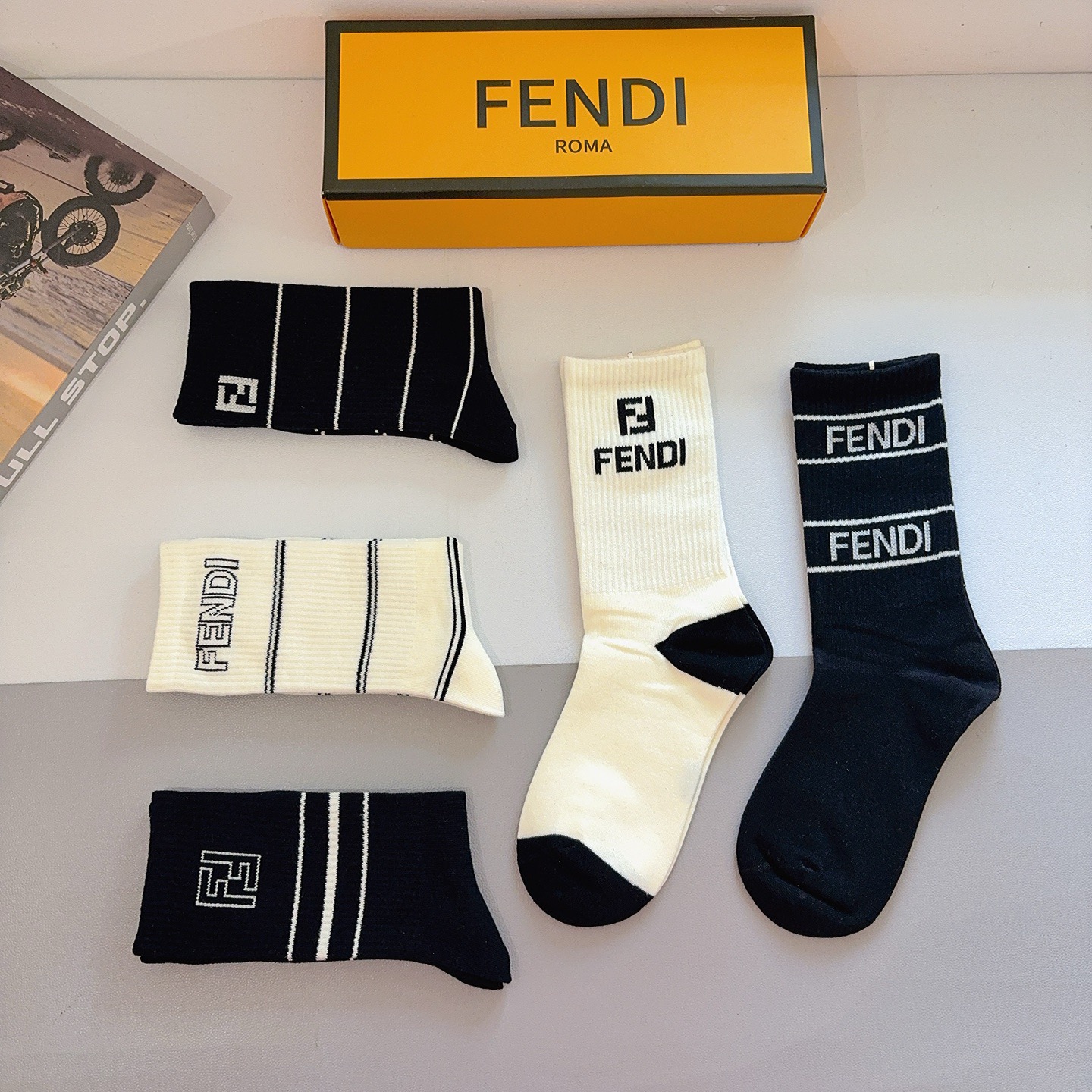 配包装（一盒5双）FENDI 芬迪 经典双Ｆ爆款长筒袜子 纯棉面料，实用好穿 柔软透气，时尚百搭款，大牌