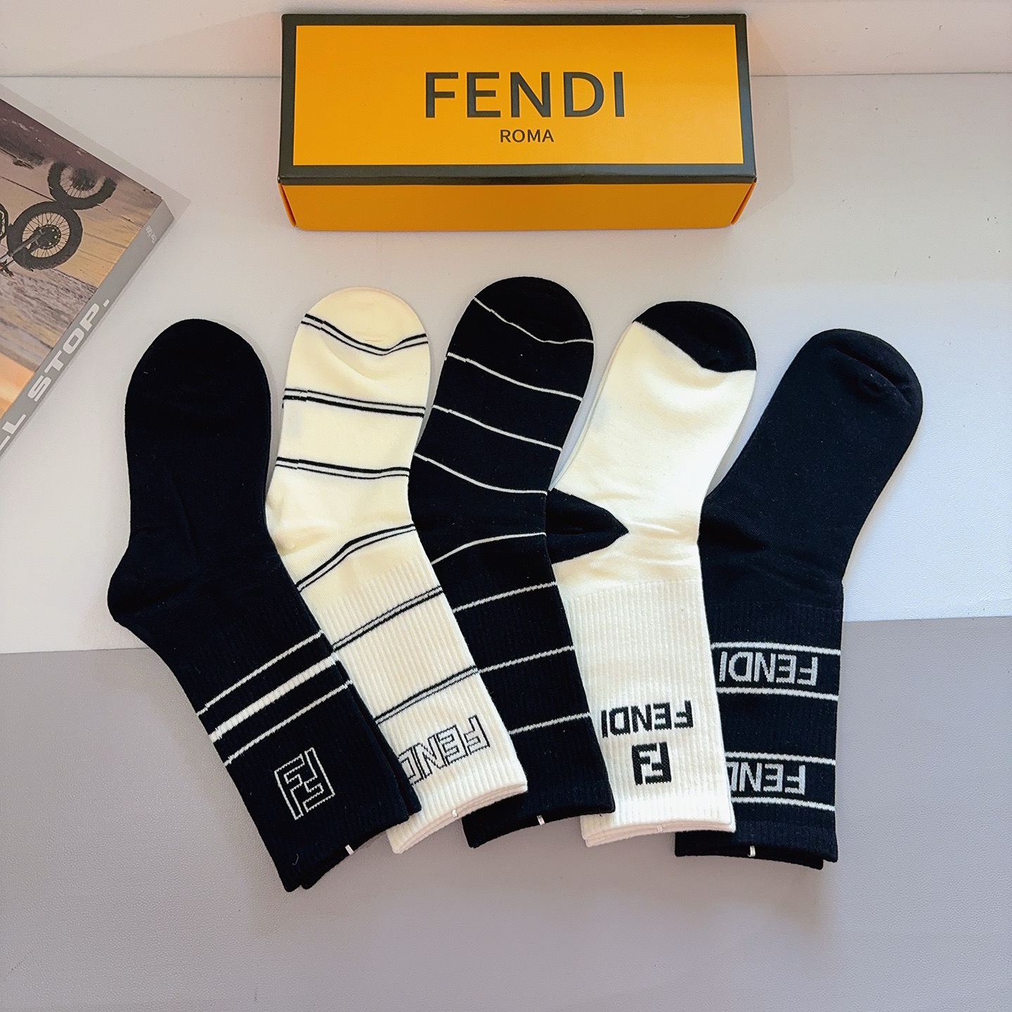 配包装（一盒5双）FENDI 芬迪 经典双Ｆ爆款长筒袜子 纯棉面料，实用好穿 柔软透气，时尚百搭款，大牌