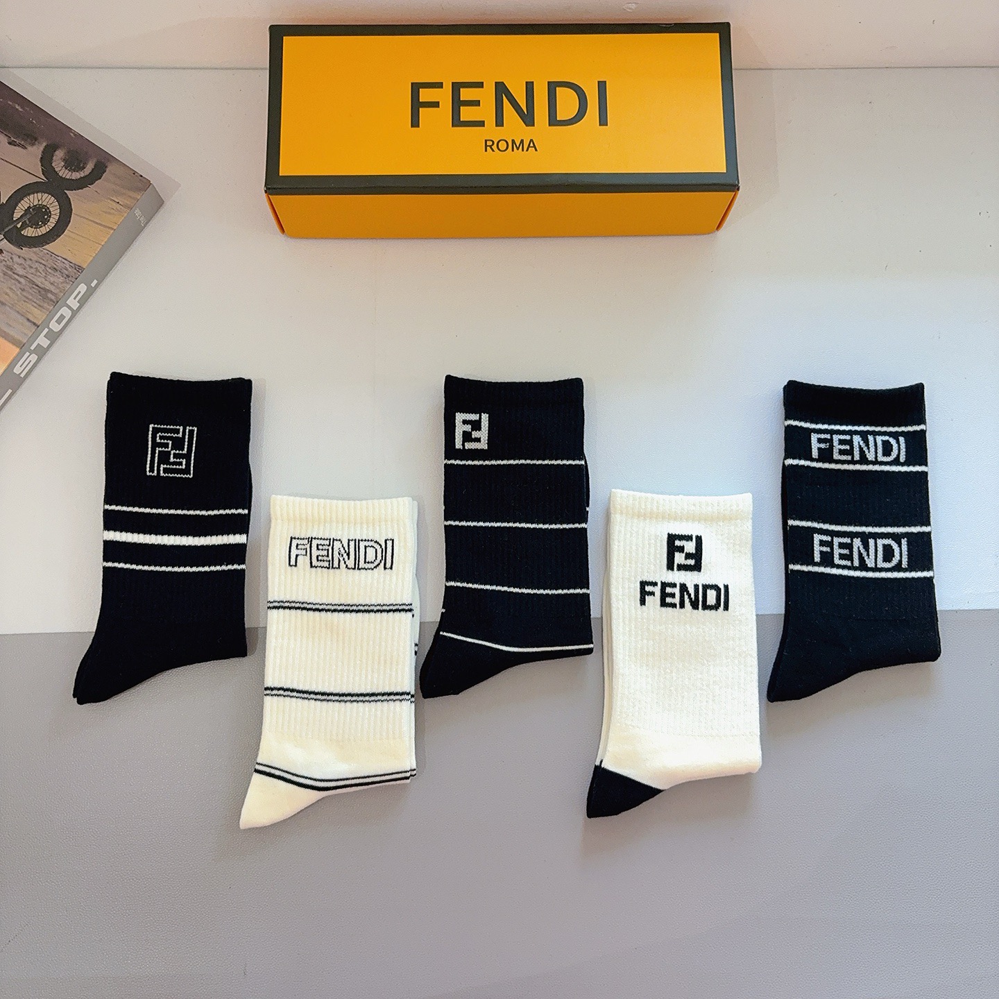 配包装（一盒5双）FENDI 芬迪 经典双Ｆ爆款长筒袜子 纯棉面料，实用好穿 柔软透气，时尚百搭款，大牌