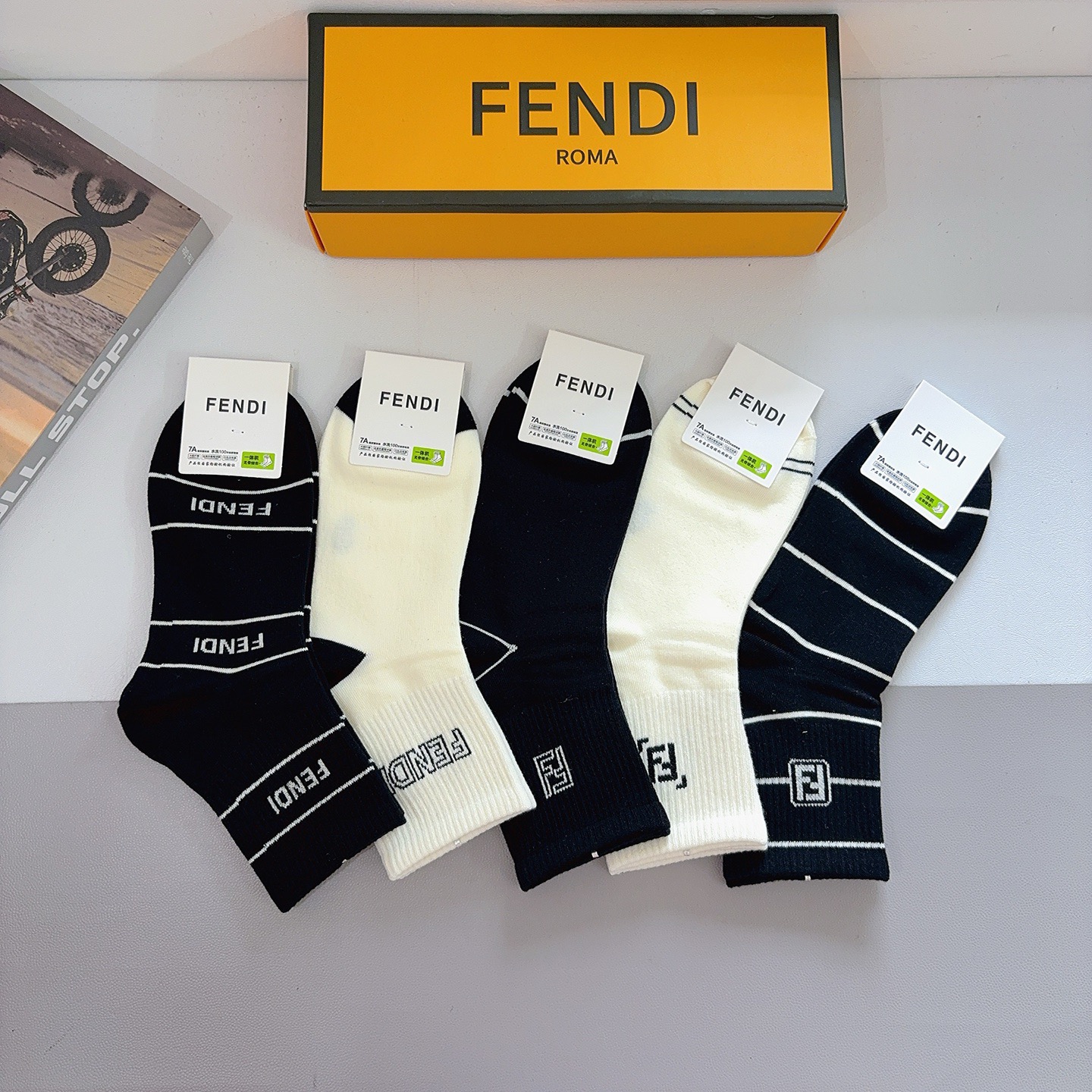 配包装（一盒5双） FENDI 芬迪 经典双F中筒袜子，纯棉面料，潮人必备款 个性时尚百搭款，你值得拥有