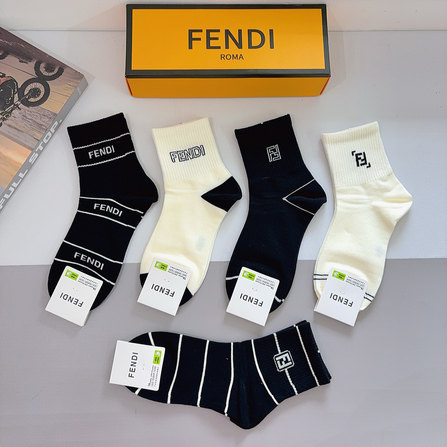配包装（一盒5双） FENDI 芬迪 经典双F中筒袜子，纯棉面料，潮人必备款 个性时尚百搭款，你值得拥有