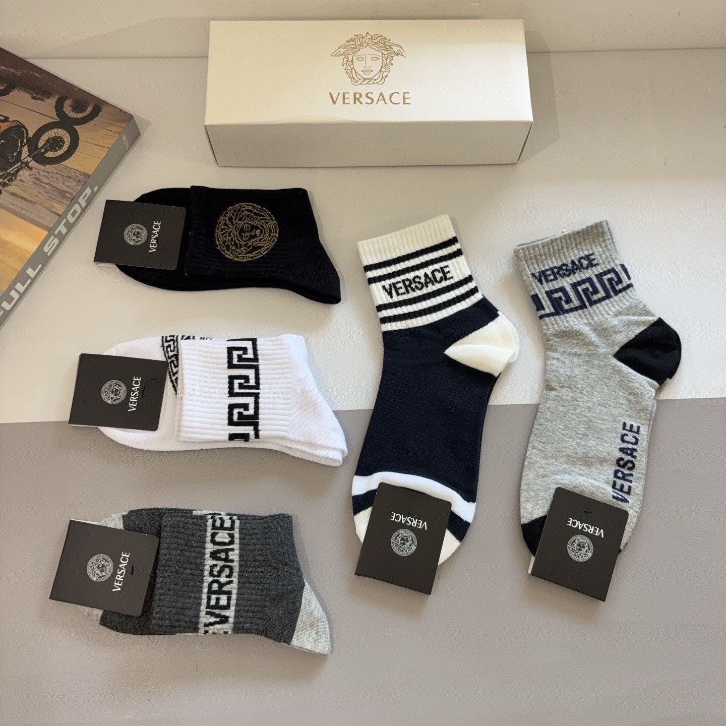 配包装【一盒五双】VERSACE范思哲 欧美大牌男款纯棉中筒袜🔥🌟潮人必不能少的专柜代购品质长筒袜子 ，
