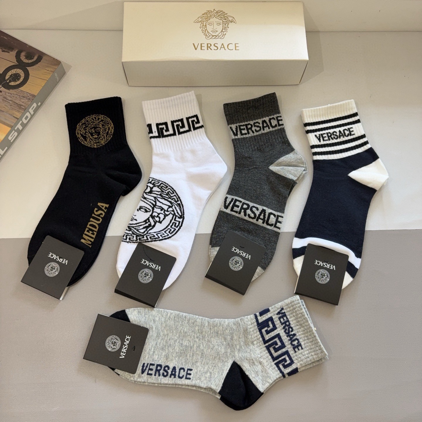 配包装【一盒五双】VERSACE范思哲 欧美大牌男款纯棉中筒袜🔥🌟潮人必不能少的专柜代购品质长筒袜子 ，