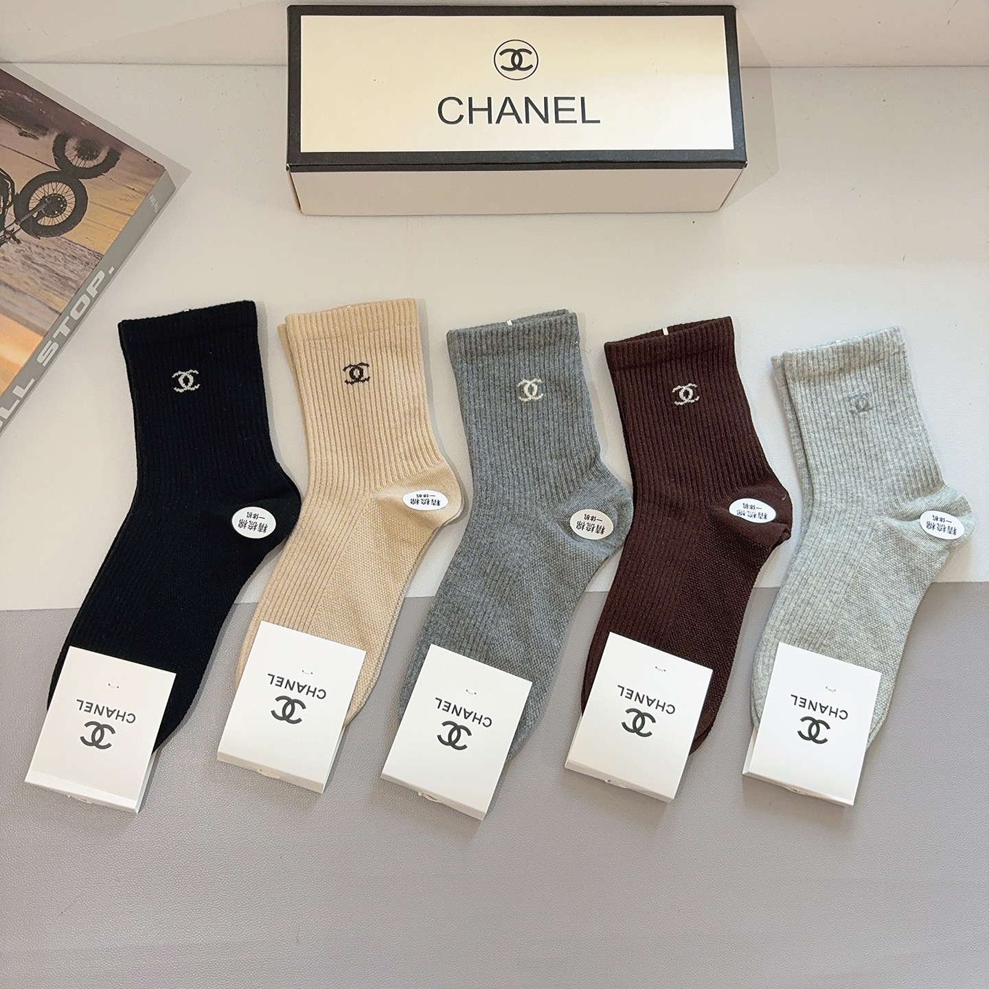 配包装（一盒5双） CHANEL 香奈儿高版本新款潮双针中筒袜子，纯棉面料，潮人必备 ，个性时尚百搭款，