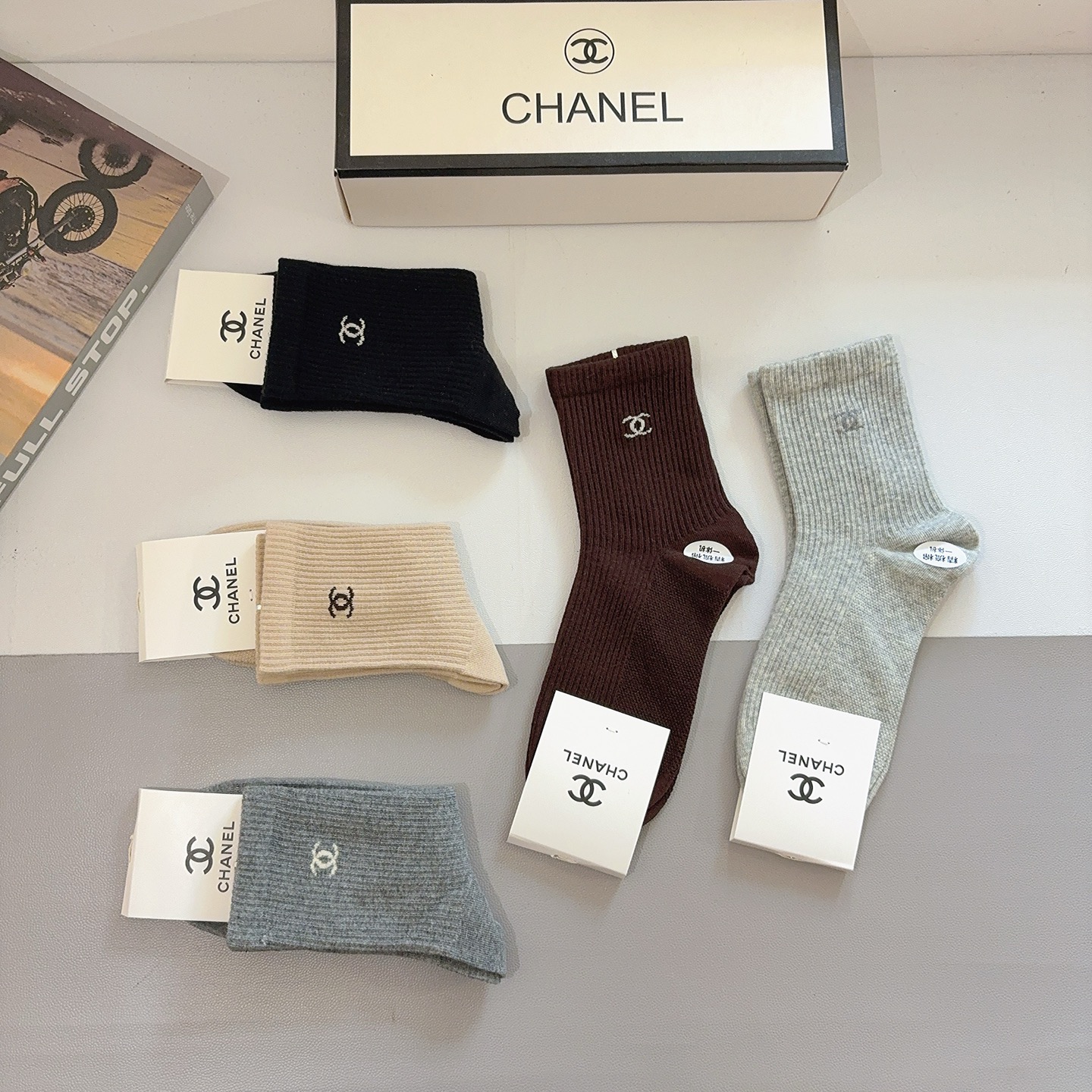 配包装（一盒5双） CHANEL 香奈儿高版本新款潮双针中筒袜子，纯棉面料，潮人必备 ，个性时尚百搭款，