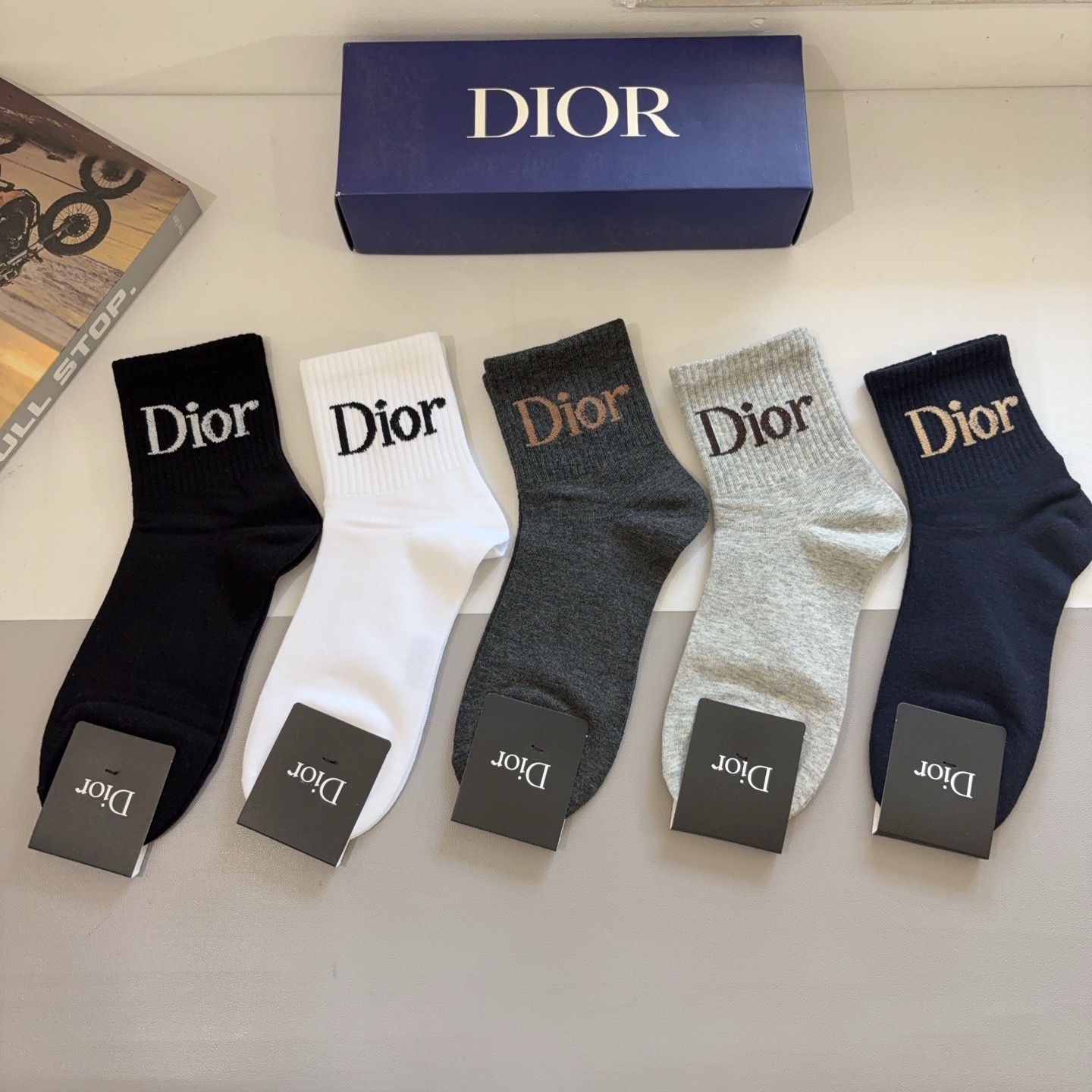 配包装（一盒5双） Dior 迪奥 新款中筒男款袜子，纯棉面料，潮人必备 ，经典个性时尚百搭款，你值得拥