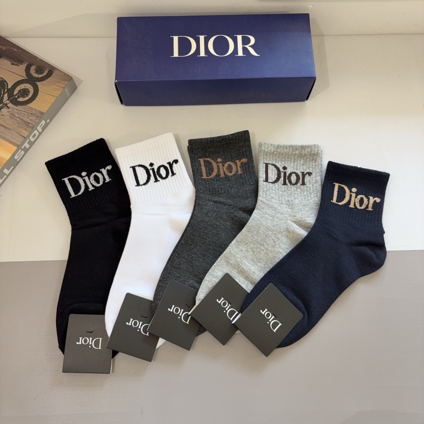 配包装（一盒5双） Dior 迪奥 新款中筒男款袜子，纯棉面料，潮人必备 ，经典个性时尚百搭款，你值得拥