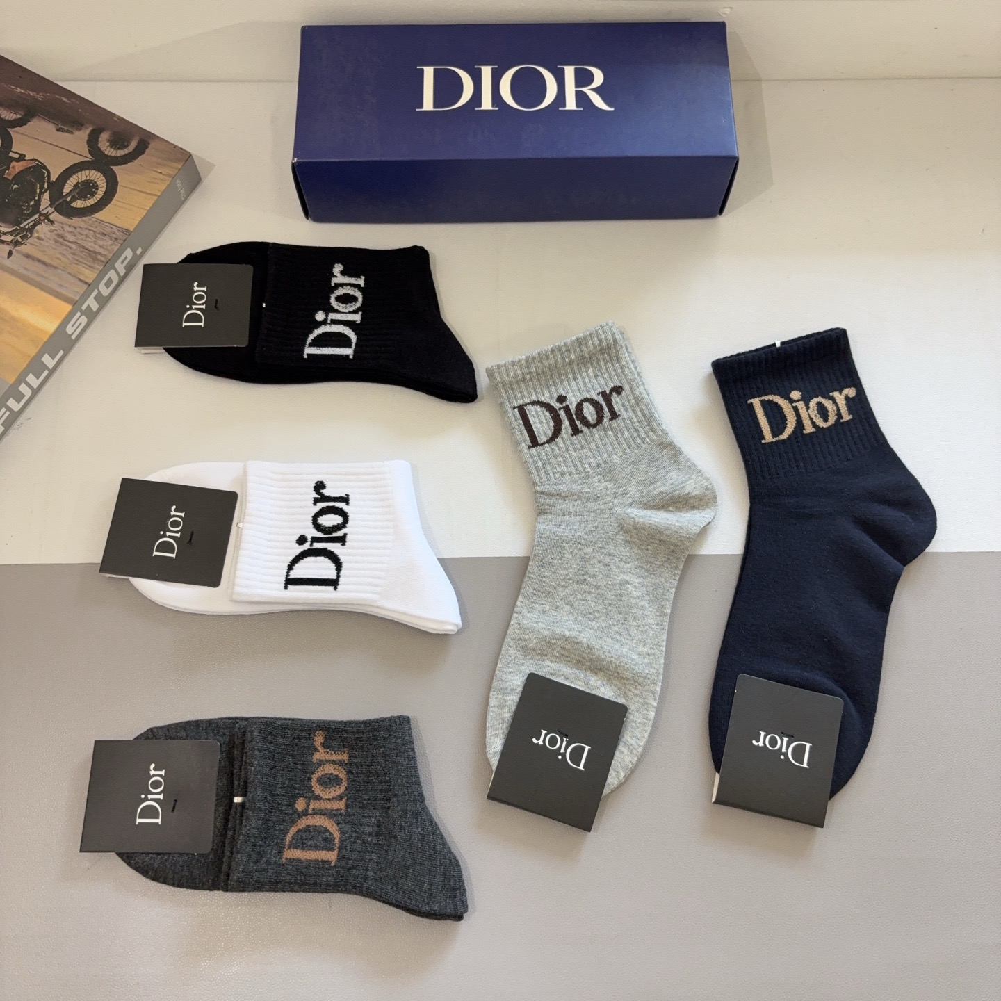 配包装（一盒5双） Dior 迪奥 新款中筒男款袜子，纯棉面料，潮人必备 ，经典个性时尚百搭款，你值得拥