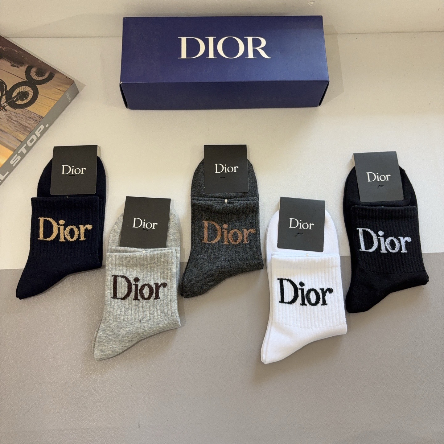 配包装（一盒5双） Dior 迪奥 新款中筒男款袜子，纯棉面料，潮人必备 ，经典个性时尚百搭款，你值得拥