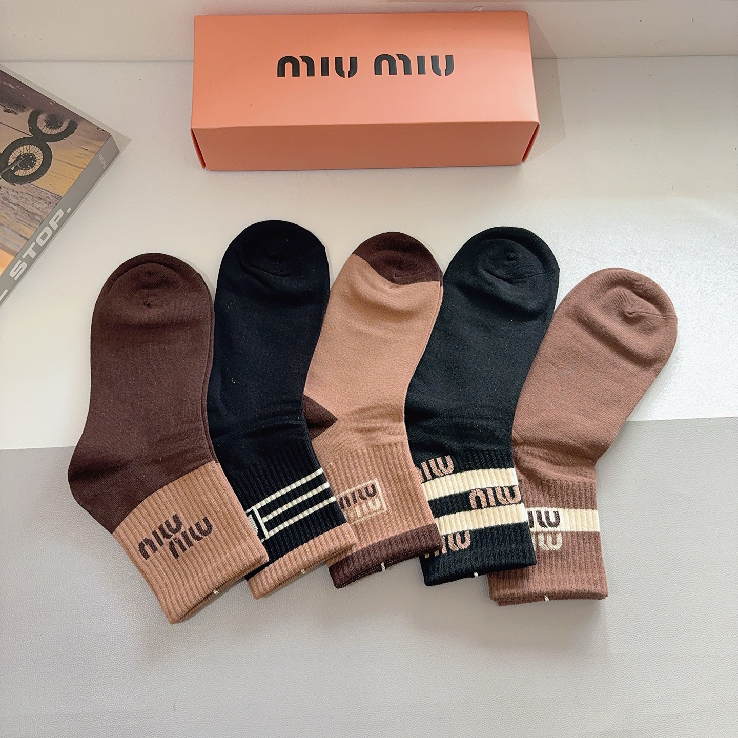 配包装（一盒5双） miumiu （缪缪）新款中筒男款袜子，纯棉面料，潮人必备 ，经典字母 个性时尚百搭