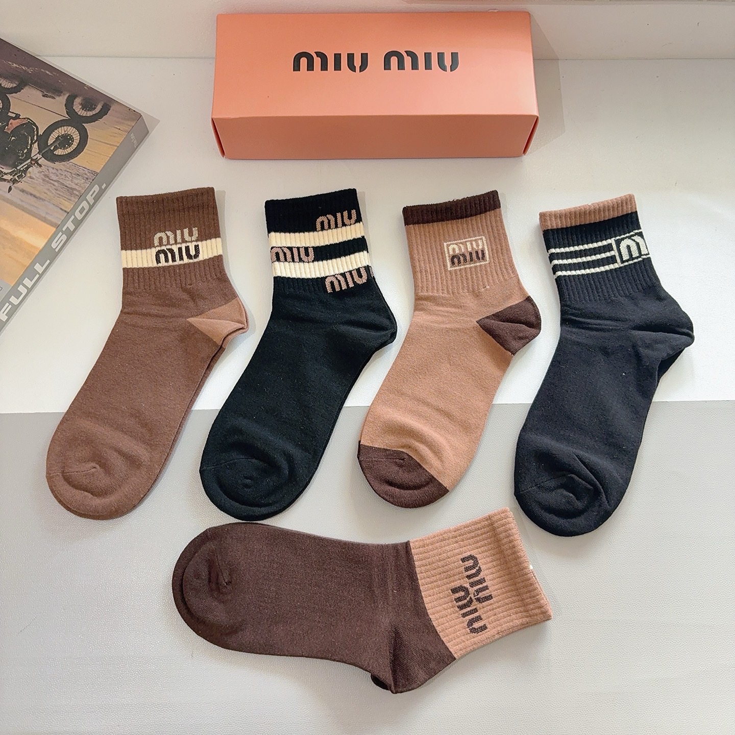 配包装（一盒5双） miumiu （缪缪）新款中筒男款袜子，纯棉面料，潮人必备 ，经典字母 个性时尚百搭