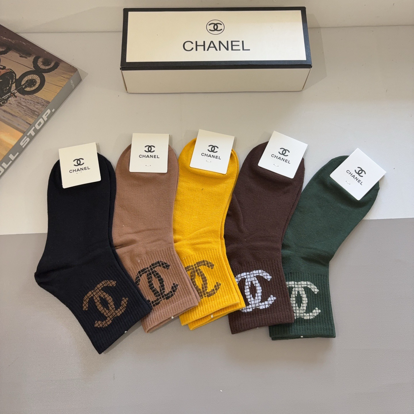 配包装（一盒5双）CHANEL（香奈儿） 新款高端袜子！爆款字母专柜同步中筒袜，💛大牌出街，潮人必备🔥超