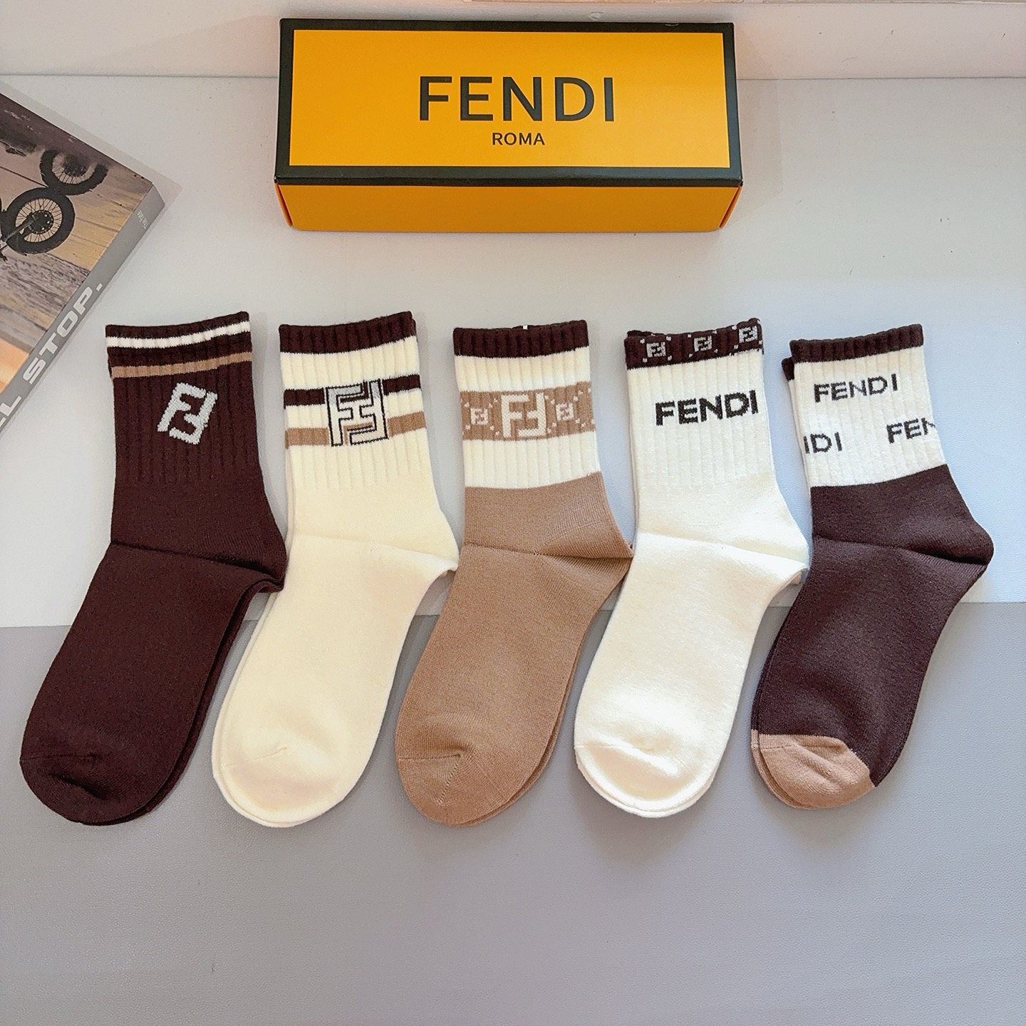 配包装（一盒5双）FENDI 芬迪 新款字母兔绒中筒袜子！经典双F字母专柜同步袜子，超柔软材质大牌出街，