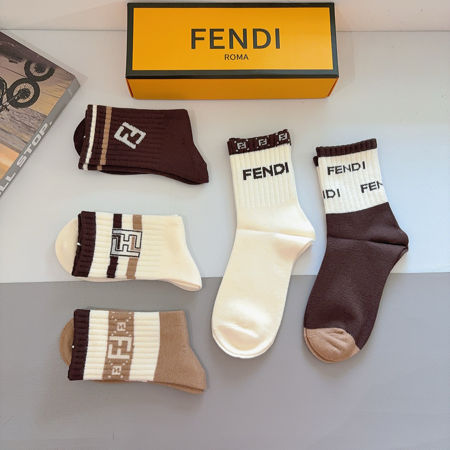 配包装（一盒5双）FENDI 芬迪 新款字母兔绒中筒袜子！经典双F字母专柜同步袜子，超柔软材质大牌出街，