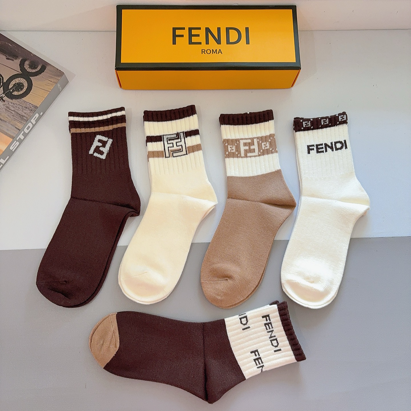 配包装（一盒5双）FENDI 芬迪 新款字母兔绒中筒袜子！经典双F字母专柜同步袜子，超柔软材质大牌出街，