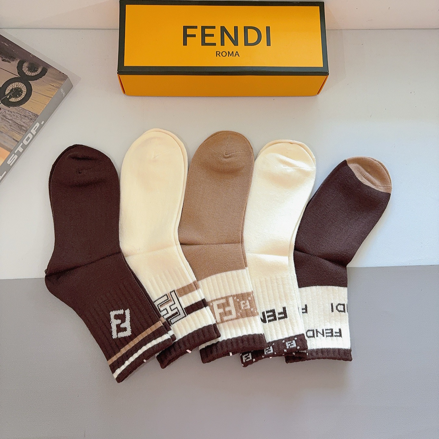 配包装（一盒5双）FENDI 芬迪 新款字母兔绒中筒袜子！经典双F字母专柜同步袜子，超柔软材质大牌出街，
