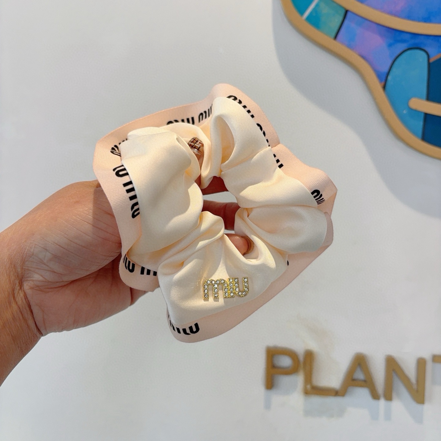 NO:769478,Comes with packaging MIUMIU imported large intestine rubber band, silk satin celebrity hair rope and headband, all-match style, all details are shot in real life, the special fabric is very textured!  hairpins,hairpins,miumiu,real silk,hairpins19860909配包装 MIUMIU（缪缪）进口大肠圈皮筋、真丝缎面名媛发绳头绳百搭款、细节全部实拍 特制面料非常显质感 ！发夹,发夹,miumiu,real silk,hairpins,accessory