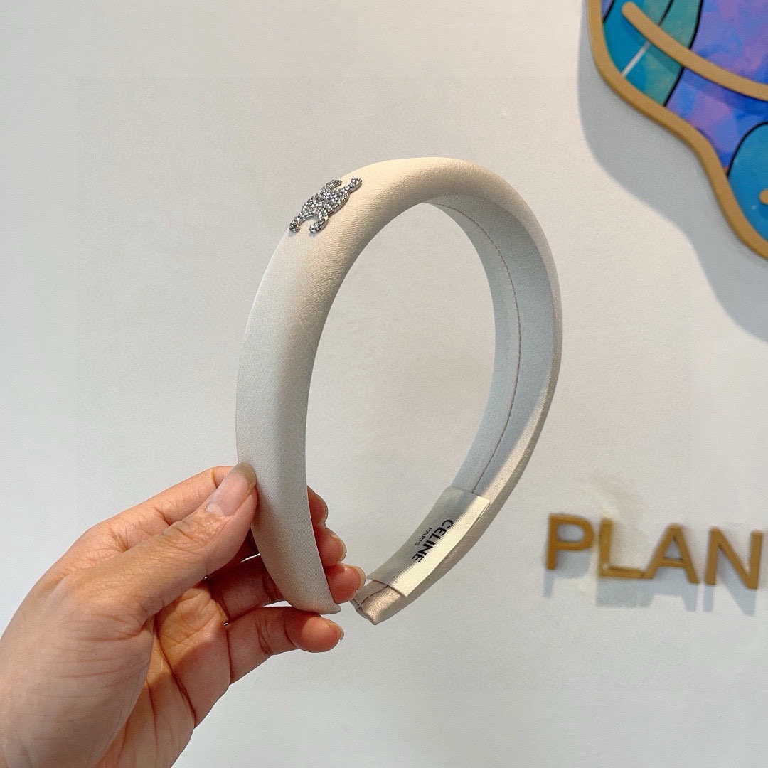 NO:769555,Comes with packaging, CELINE’s internet celebrity hot model, comfortable and stress-free to wear, a must-have for styling!  Very fashionable and versatile!  A must-have for goddesses!  Celebrity style. Hairpins, hairpins, celine, celine, hairpins19860909配包装 CELINE（赛琳）网红爆款,佩戴舒适无压力,造型搭配必备！非常时尚百搭！女神必备！名媛范儿.发夹,发夹,celine,celine,hairpins,accessory
