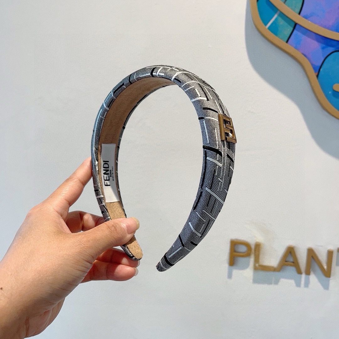 NO:769507,Comes with packaging FENDI Fendi's hot new headband, retro headband, simple and versatile, a must-have for fashionable women, super classy!  hairpins,hairpins,fendi,fendi,hairpins19860909配包装 FENDI 芬迪 火爆新款发箍,复古头箍,简约百搭,潮女必备品,超级的高大上！发夹,发夹,fendi,fendi,hairpins,accessory